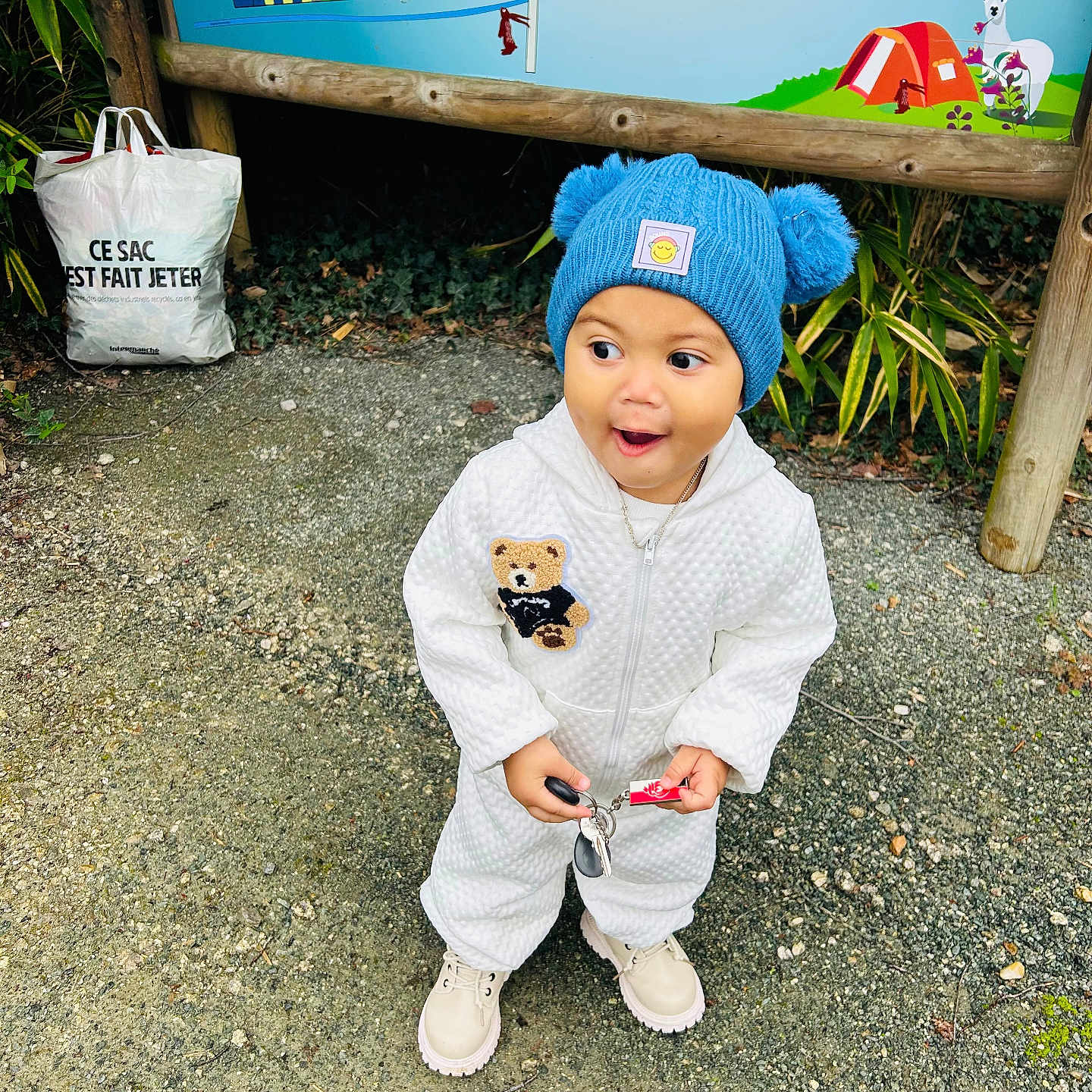 Keyllan participe au concours pour gagner de l'argent avec cette photo : accessories, baby, bag, baseballcap, cap, city, clothing, face, footwear, handbag, hat, head, pants, person, photography, portrait, road, shoe, soil, street