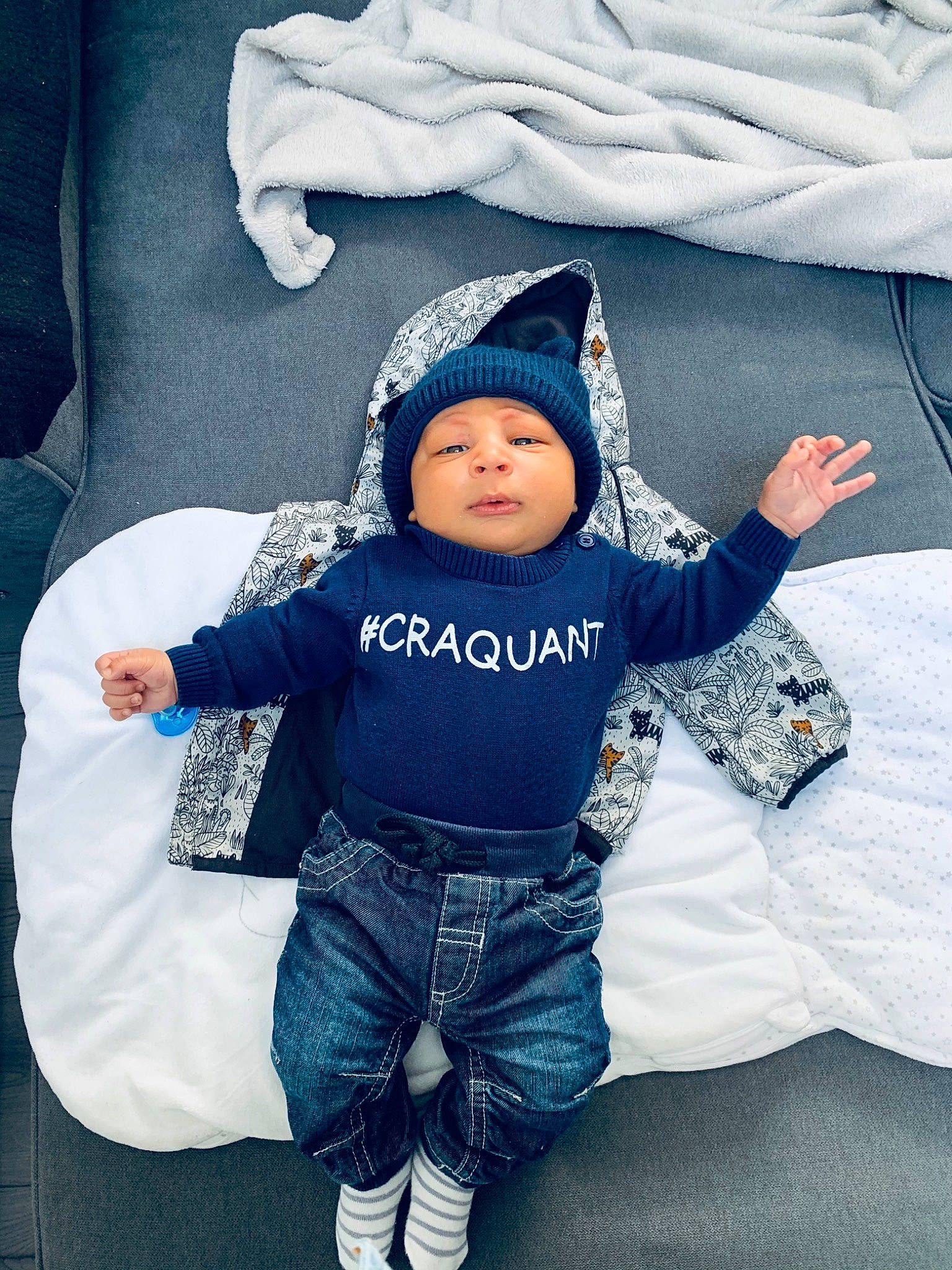 Lyvio participe au concours pour gagner de l'argent avec cette photo : azure, baby, baby_sleeping, baby_toddler_clothing, beanie, cap, child, comfort, cool, denim, electric_blue, flash_photography, happy, headwear, person, sitting, sleeve, t_shirt, textile, toddler