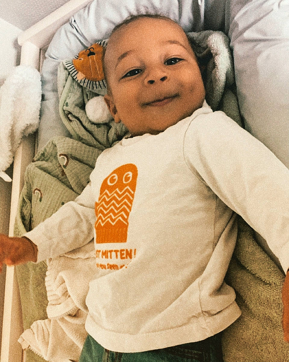 Lyvio a rejoint le concours — aidez-le/la à gagner de superbes lots ! baby, baby_sleeping, cheek, comfort, eye, face, gesture, happy, head, headgear, human_body, joy, mouth, nose, organ, person, skin, sleeve, smile, textile