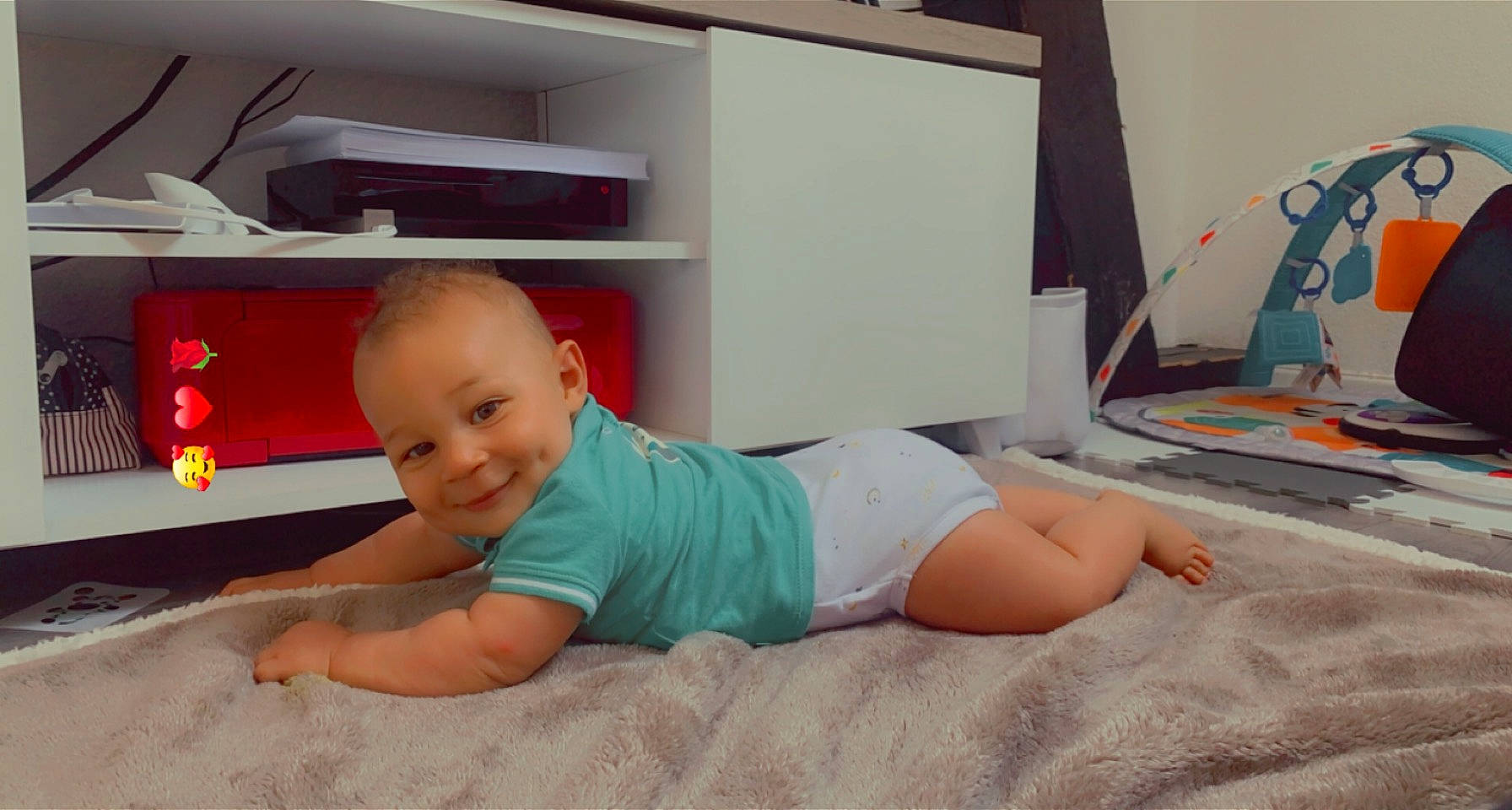 Lyvio a rejoint le concours — aidez-le/la à gagner de superbes lots ! baby, baby_toddler_clothing, barefoot, cabinetry, comfort, finger, floor, flooring, foot, fun, head, human_body, human_leg, joy, knee, leg, person, skin, smile, t_shirt