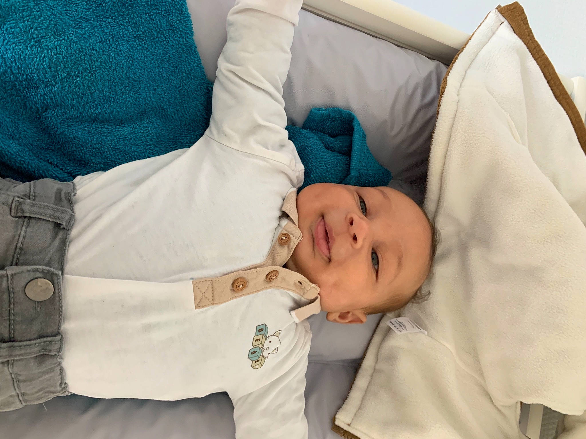 Lyvio participe au concours pour gagner de l'argent avec cette photo : arm, baby, baby_products, baby_sleeping, baby_toddler_clothing, child, comfort, couch, elbow, electric_blue, eye, hand, hat, head, outerwear, person, skin, sleeve, smile, textile