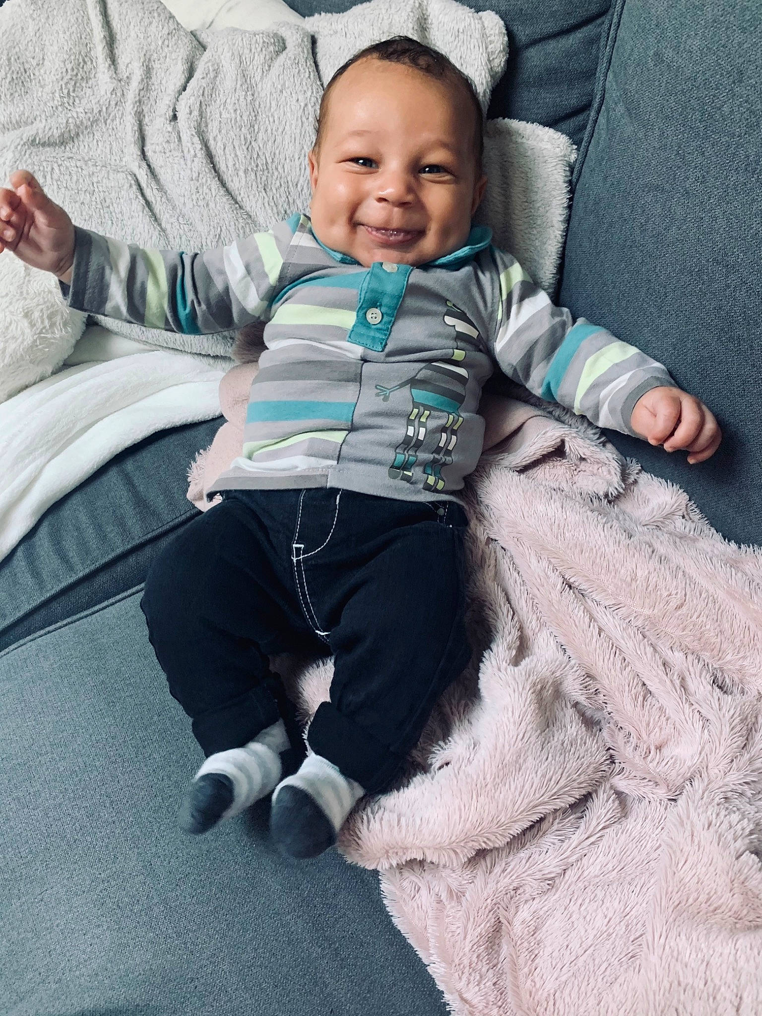 Lyvio a rejoint le concours — aidez-le/la à gagner de superbes lots ! baby, baby_carriage, baby_products, baby_toddler_clothing, child, comfort, cool, fashion_accessory, grass, happy, joy, linens, person, photograph, product, sitting, sleeve, smile, t_shirt, textile