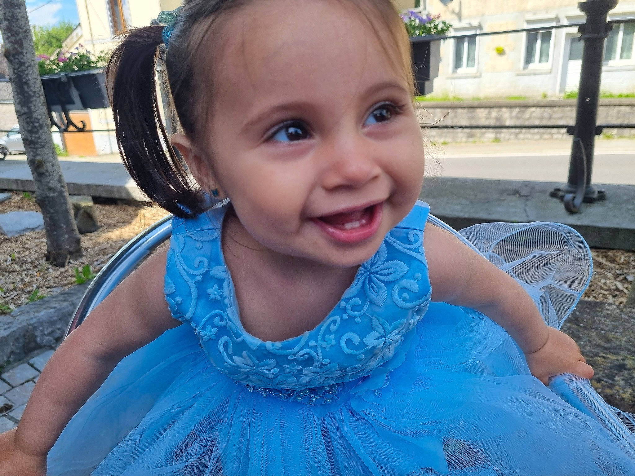 Mélina participe au concours pour gagner de l'argent avec cette photo : azure, baby_toddler_clothing, beauty, chin, dress, facial_expression, fun, hair, happy, head, joy, leisure, neck, organ, person, plant, recreation, skin, smile, summer