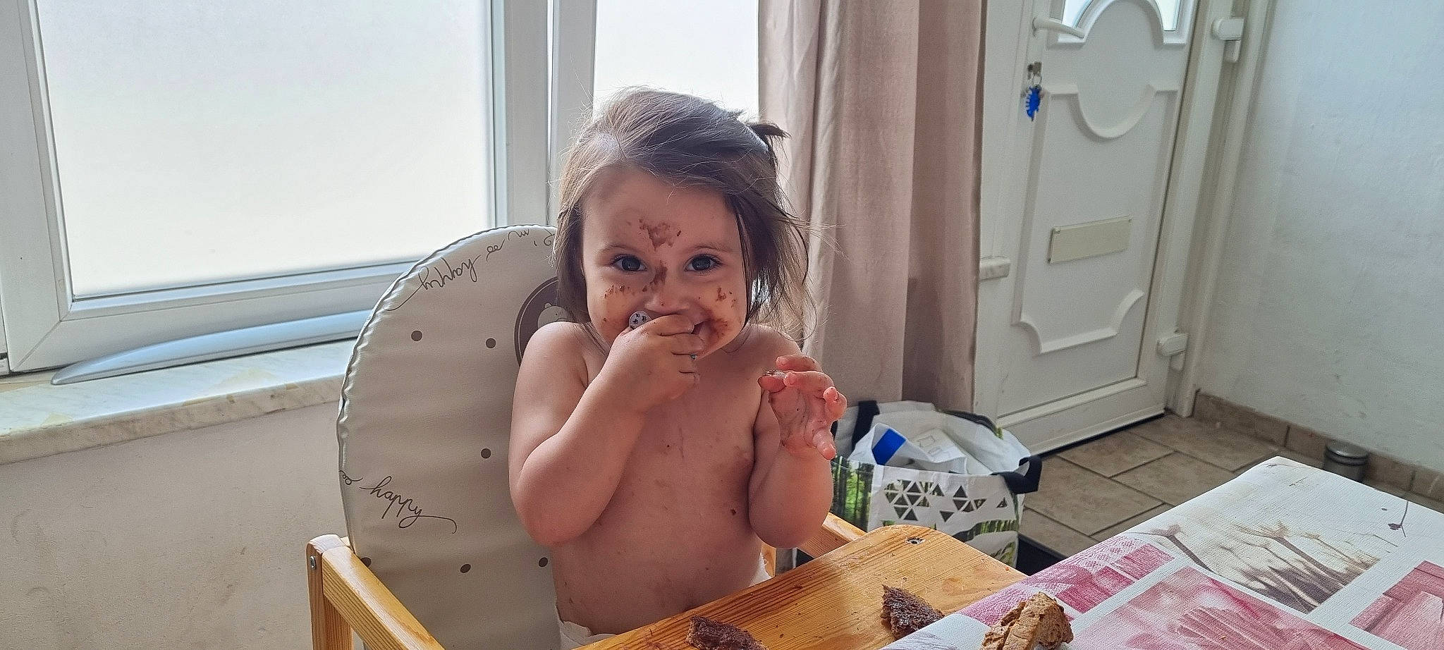 Mélina a rejoint le concours — aidez-le/la à gagner de superbes lots ! baby, bathing, chest, child, door_handle, finger, flooring, fun, happy, leisure, mammal, person, recreation, room, sitting, smile, table, thumb, toddler, window