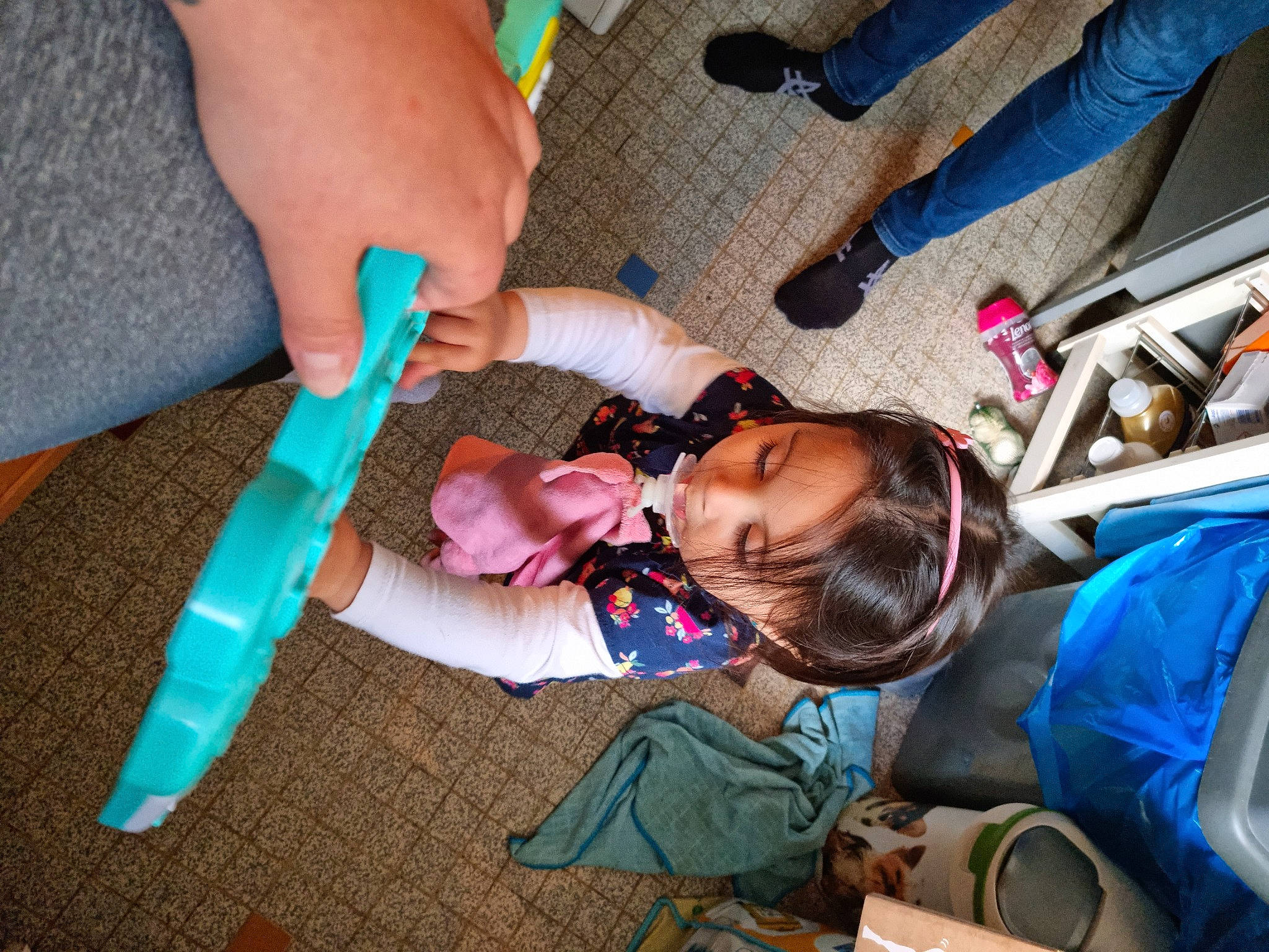 Mélina a rejoint le concours — aidez-le/la à gagner de superbes lots ! backpack, bag, baggage, child, electric_blue, eyewear, fashion_accessory, finger, fun, handbag, human_leg, knee, leisure, luggage_and_bags, nail, person, recreation, sunglasses, toddler, vacation