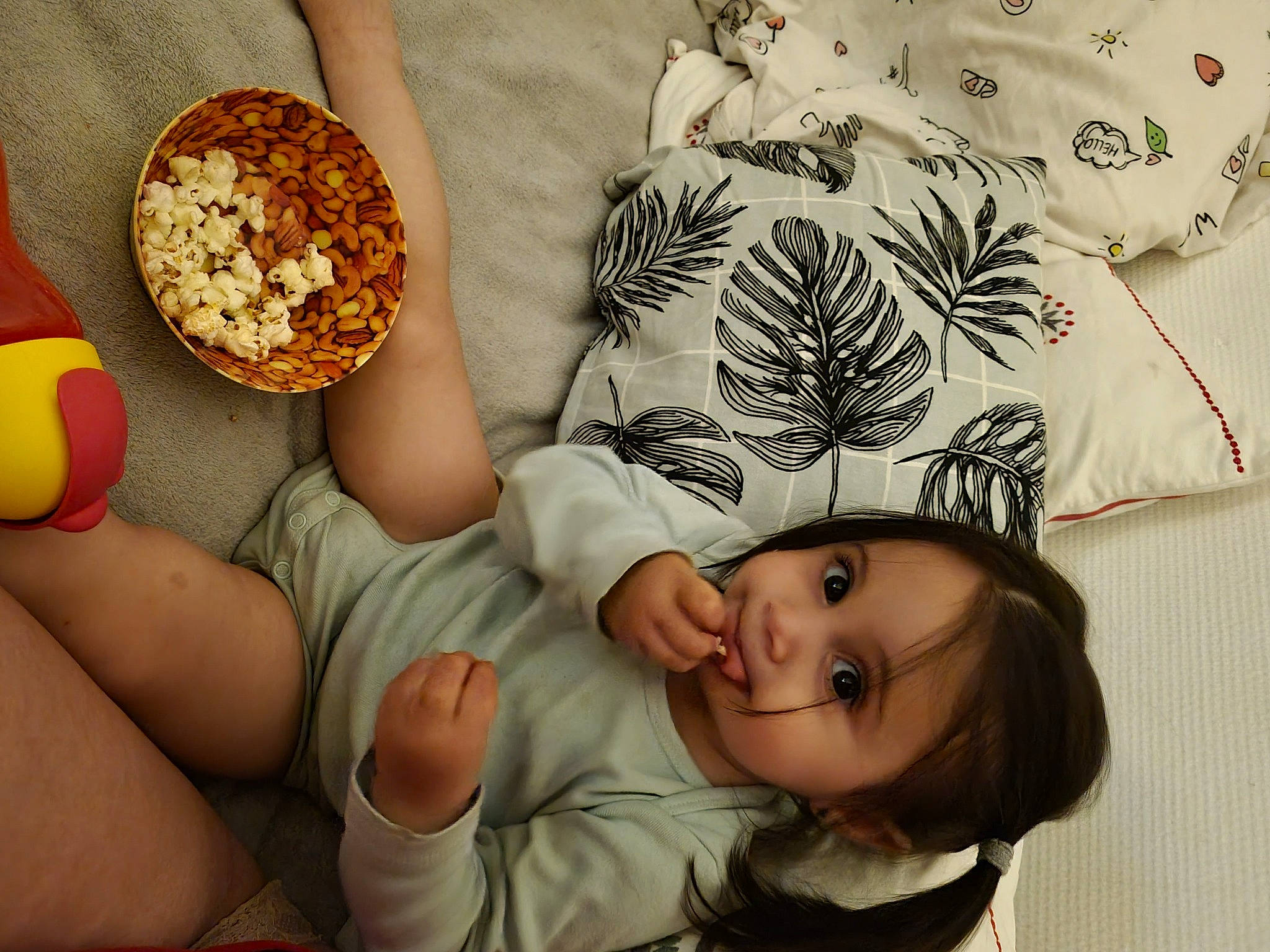 Mélina participe au concours pour gagner de l'argent avec cette photo : baby, baby_toddler_clothing, bedding, child, comfort, finger, food, fun, happy, human, ingredient, linens, mixture, pattern, person, recipe, room, smile, t_shirt, throw_pillow