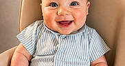Raphaël a rejoint le concours — aidez-le/la à gagner de superbes lots ! baby, smiling, high_chair, blue_eyes, striped_clothing, romper, infant, chubby_cheeks, sitting, child, cute, happy, indoor, seat_belt, baby_clothes, portrait, light_skin, short_hair, baby_boy, baby_girl
