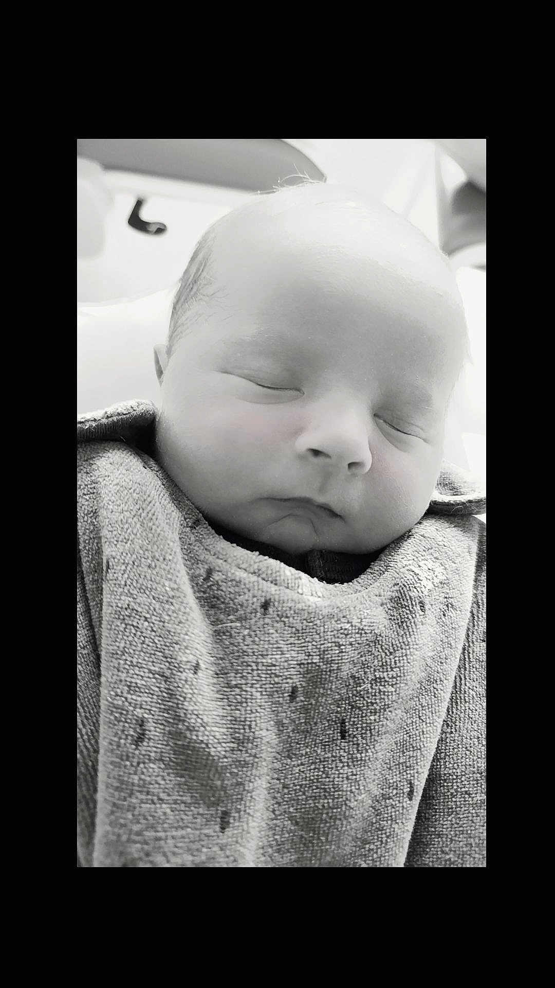 Lévy a rejoint le concours — aidez-le/la à gagner de superbes lots ! baby, newborn, sleeping, blanket, portrait, closeup, face, infant, child, monochrome, black_and_white, soft_light, peaceful, cozy, wrapped, texture, indoors, cute, head, calm