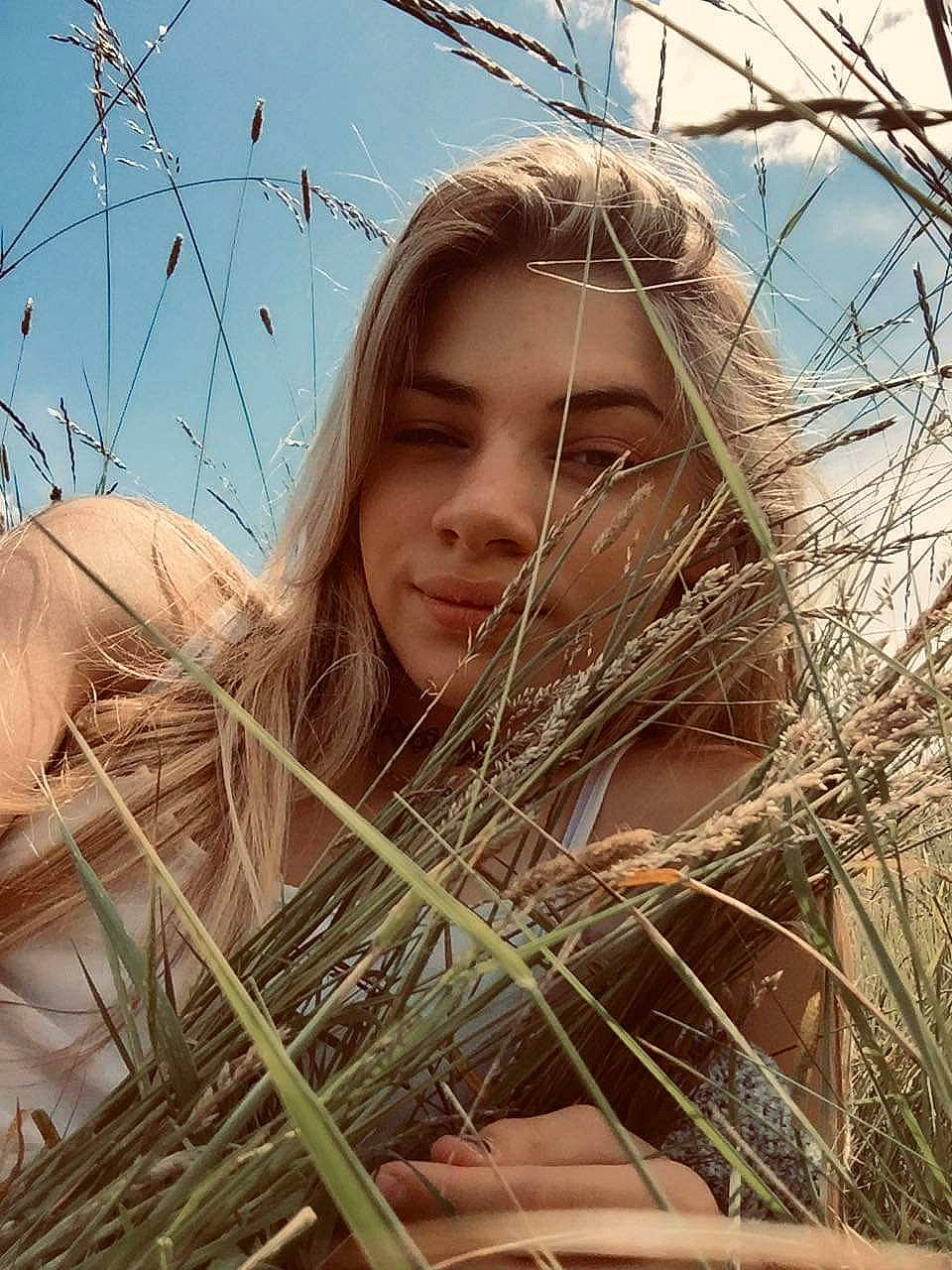 Meryne a rejoint le concours — aidez-le/la à gagner de superbes lots ! beauty, blond, branch, brown_hair, eye, face, fawn, grass, grass_family, hair, lip, long_hair, model, people_in_nature, person, photography, plant, smile, straw, sunlight
