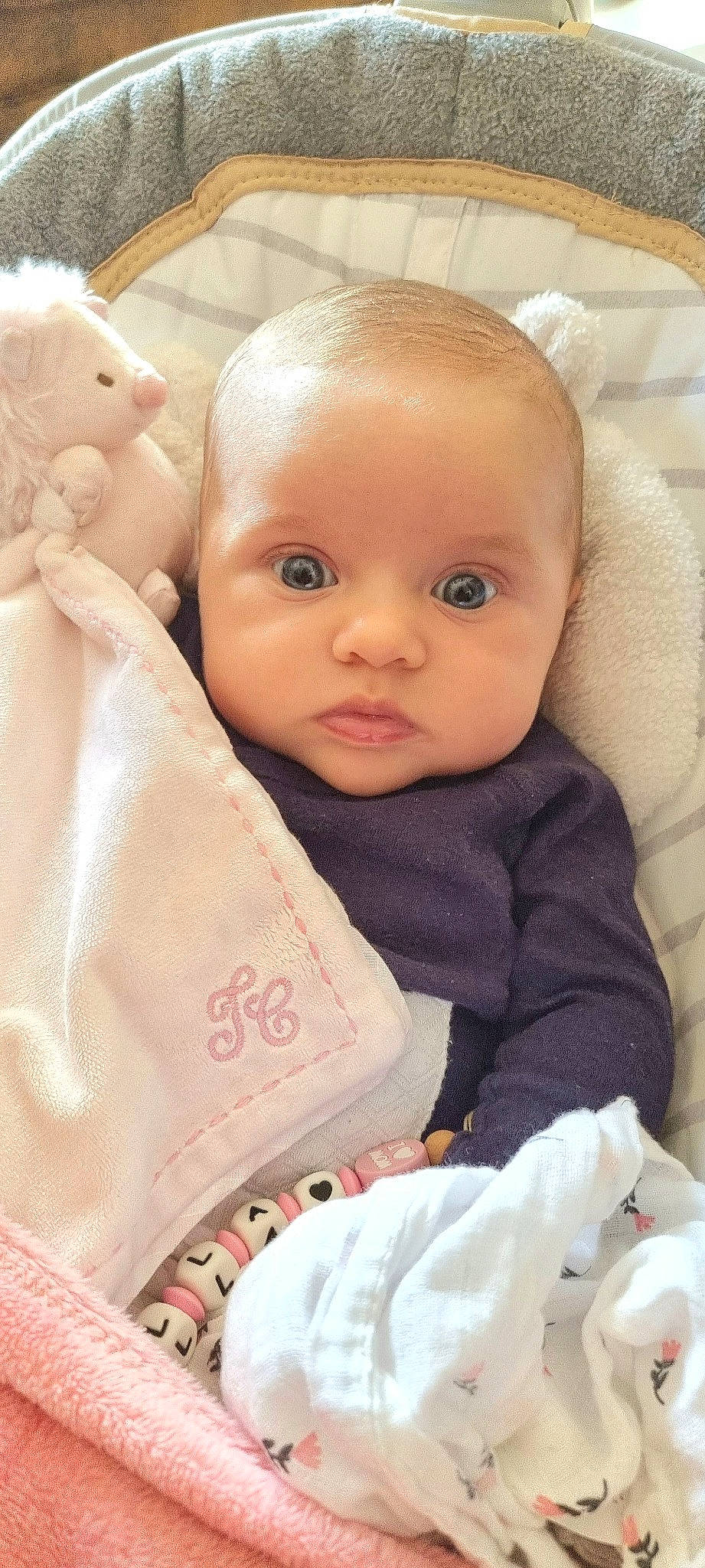 Ella participe au concours pour gagner de l'argent avec cette photo : baby, baby_toddler_clothing, cheek, chin, comfort, eye, eyebrow, eyelash, face, finger, hairstyle, iris, lip, mouth, nose, person, pink, product, skin, sleeve