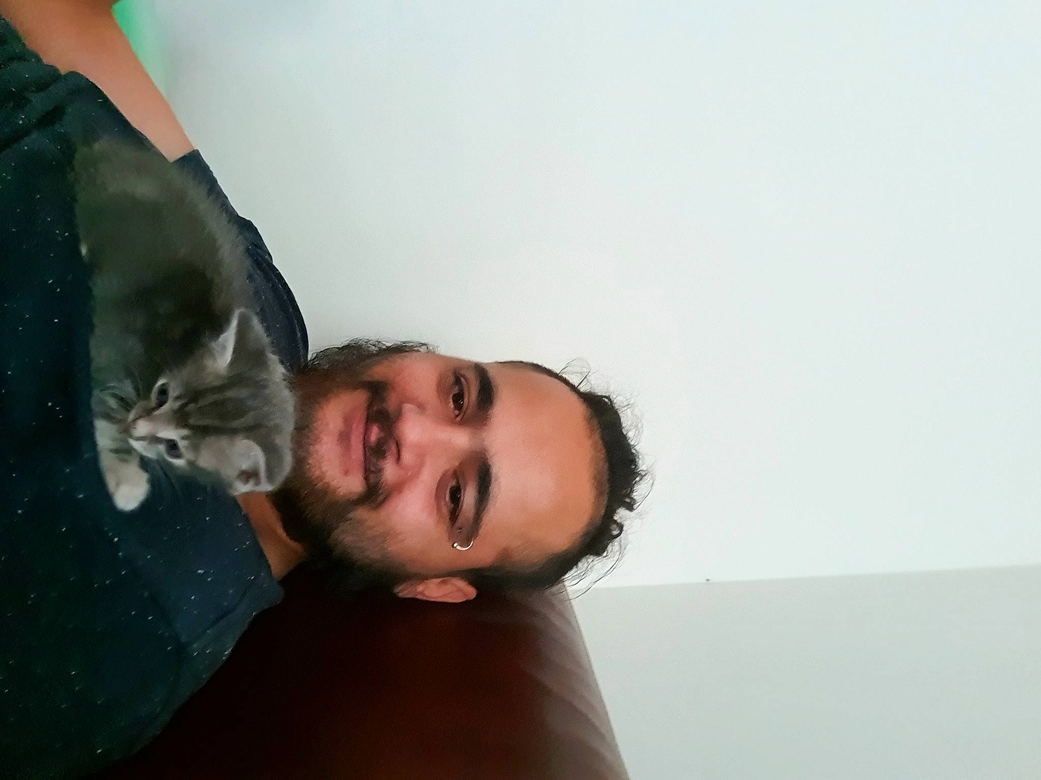 Christopher participe au concours pour gagner de l'argent avec cette photo : arm, beard, carnivore, cat, comfort, elbow, eyelash, facial_hair, felidae, gesture, glasses, happy, human_body, jaw, joy, leg, neck, person, shoulder, smile