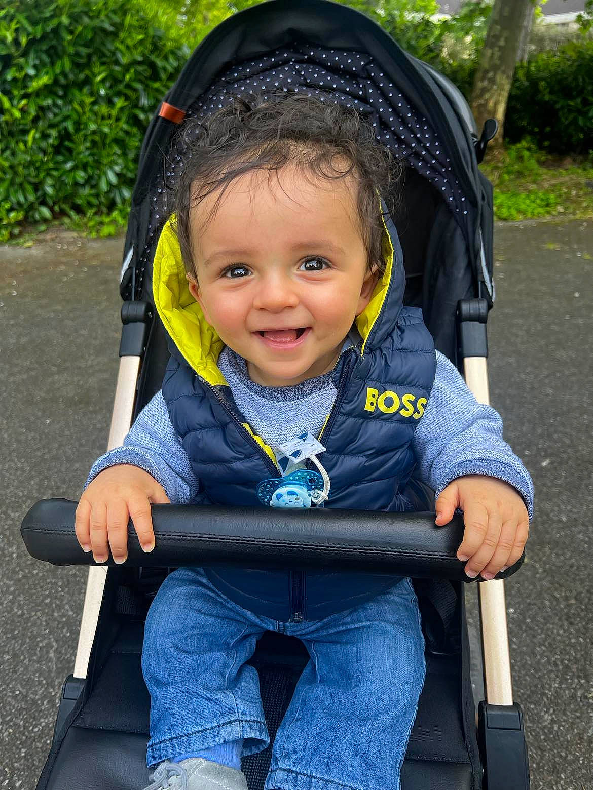 Théo participe au concours pour gagner de l'argent avec cette photo : auto_part, baby_carriage, baby_products, baby_toddler_clothing, black, chair, child, electric_blue, eye, fashion_accessory, fun, grass, happy, jeans, joy, person, plant, sitting, skin, smile