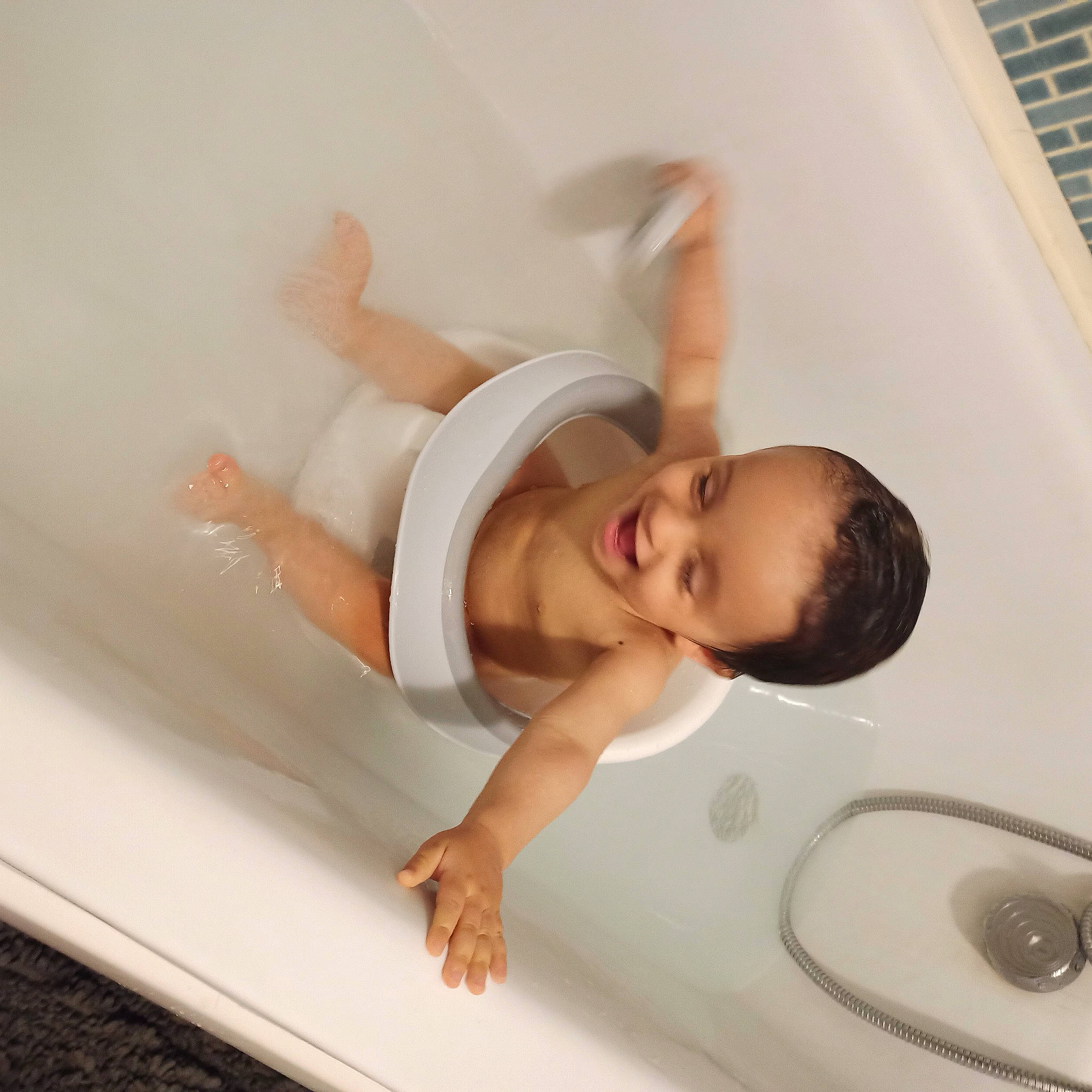 Théo a rejoint le concours — aidez-le/la à gagner de superbes lots ! baby, baby_products, baby_safety, baby_toddler_clothing, bathing, chest, child, comfort, diaper, elbow, floor, flooring, foot, human_leg, infant_bed, linens, person, room, stomach, thumb