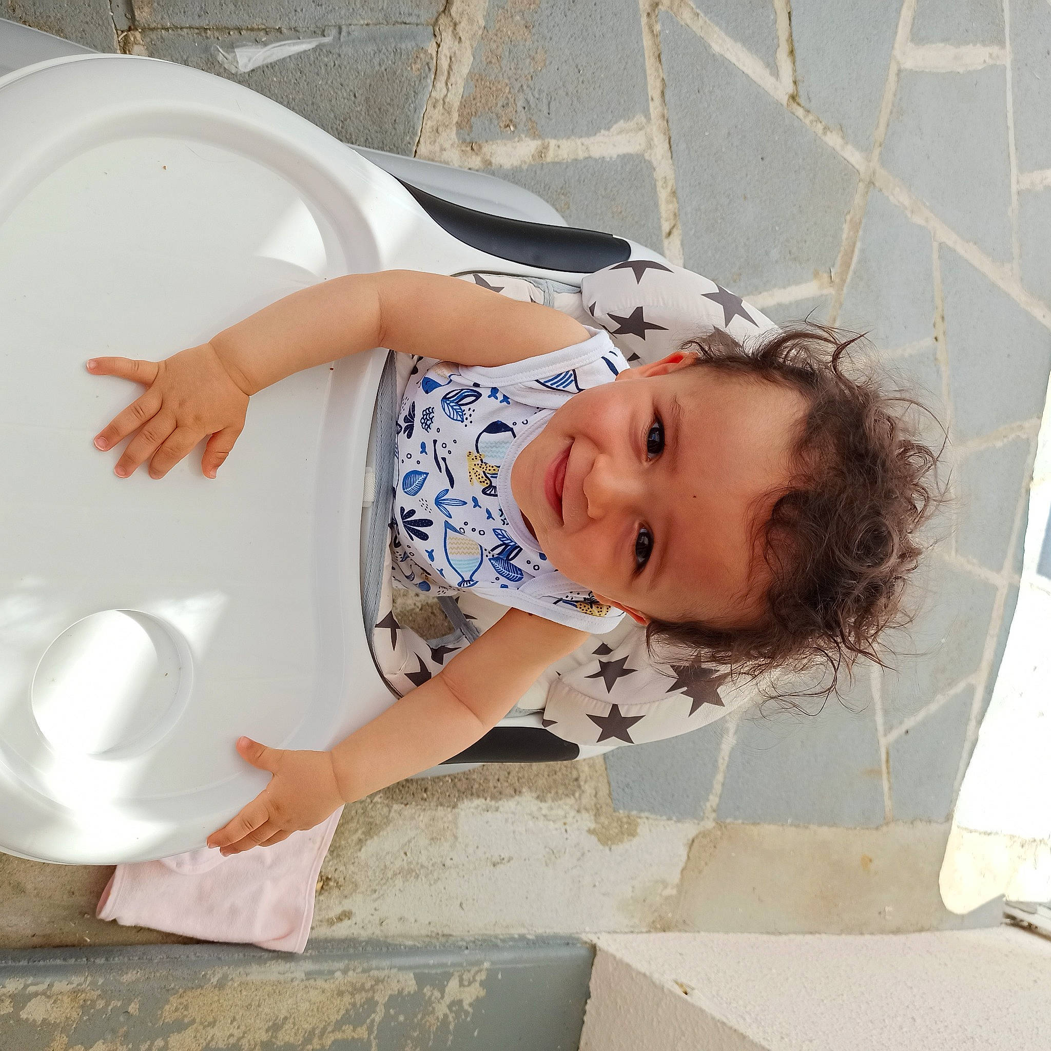 Théo a rejoint le concours — aidez-le/la à gagner de superbes lots ! baby, baby_toddler_clothing, child, circle, comfort, elbow, flooring, fun, happy, human_leg, joy, leisure, pattern, person, play, portrait_photography, sitting, smile, thigh, toddler