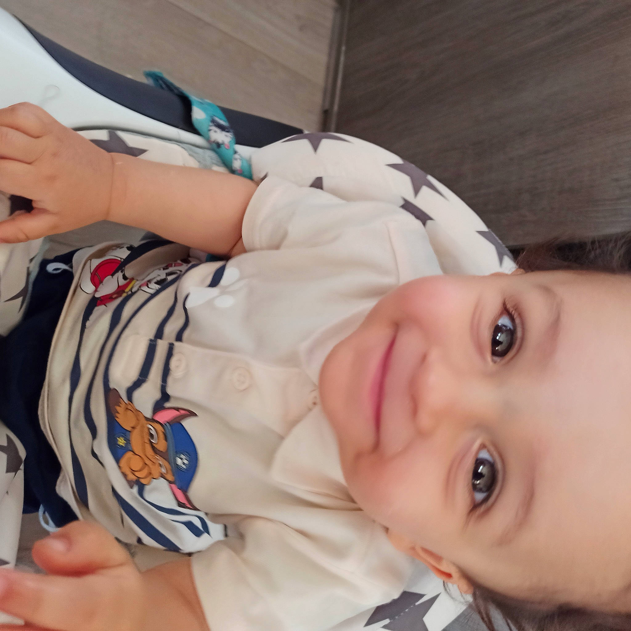 Théo participe au concours pour gagner de l'argent avec cette photo : baby, baby_toddler_clothing, cheek, child, comfort, elbow, eyelash, finger, happy, joy, mouth, nail, nose, person, skin, sleeve, smile, tableware, thumb, toddler