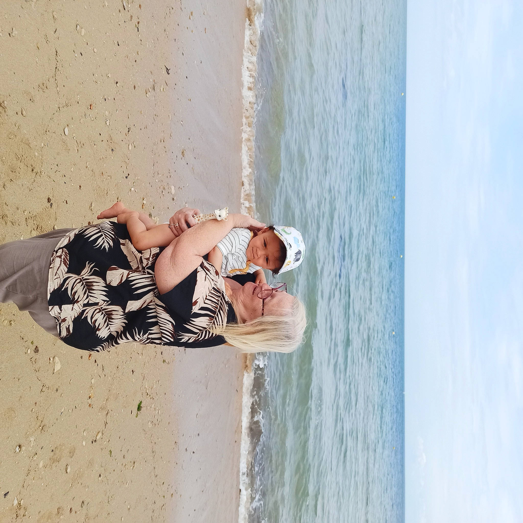 Théo participe au concours pour gagner de l'argent avec cette photo : arm, beach, body_of_water, dress, elbow, flash_photography, fun, happy, headgear, headwear, horizon, human_body, human_leg, joy, leg, leisure, people_on_beach, person, skin, sky