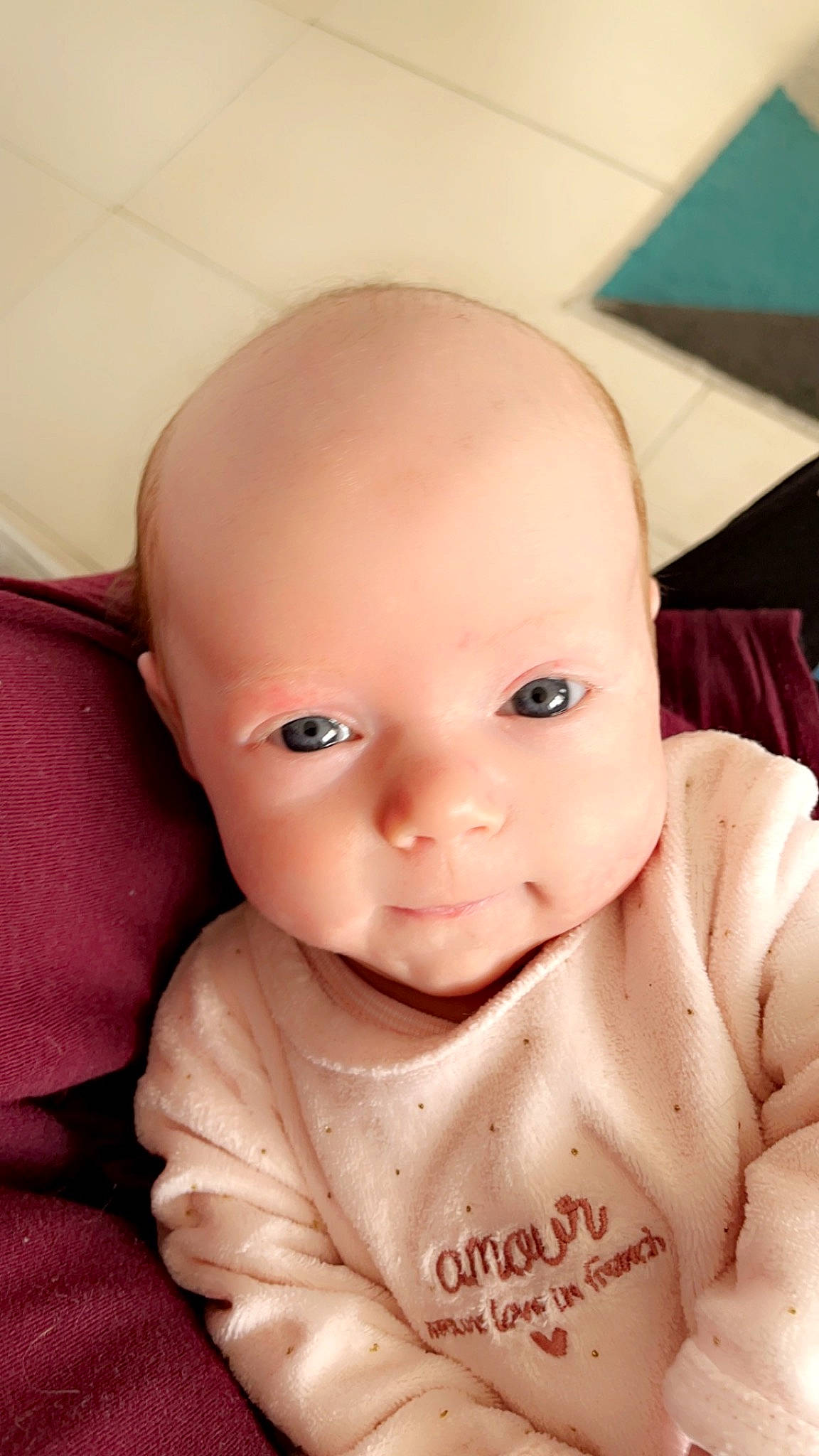 Amelia a rejoint le concours — aidez-le/la à gagner de superbes lots ! baby, baby_products, baby_toddler_clothing, cheek, child, comfort, eyebrow, eyelash, happy, human_body, iris, lip, mouth, nose, person, pink, sitting, skin, sleeve, smile