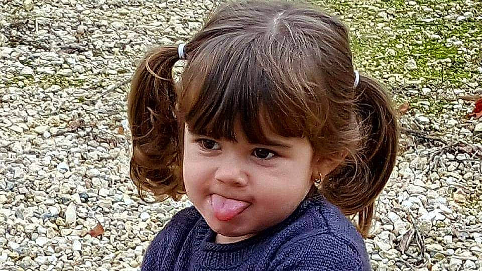 Clara a rejoint le concours — aidez-le/la à gagner de superbes lots ! baby_toddler_clothing, bangs, child, chin, eyelash, fun, grass, happy, head, hoodie, layered_hair, lip, nose, people_in_nature, person, plant, sitting, smile, surfer_hair, toddler