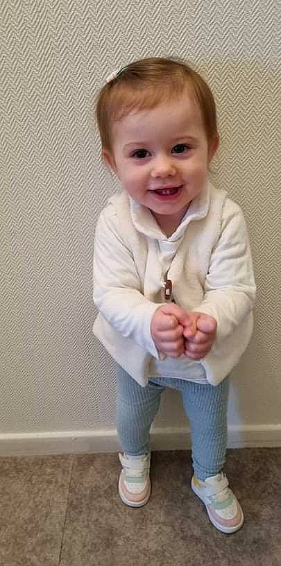 Yuna participe au concours pour gagner de l'argent avec cette photo : arm, baby, baby_toddler_clothing, blazer, cheek, child, collar, face, finger, gesture, happy, iris, joy, outerwear, pattern, person, skin, sleeve, smile, standing