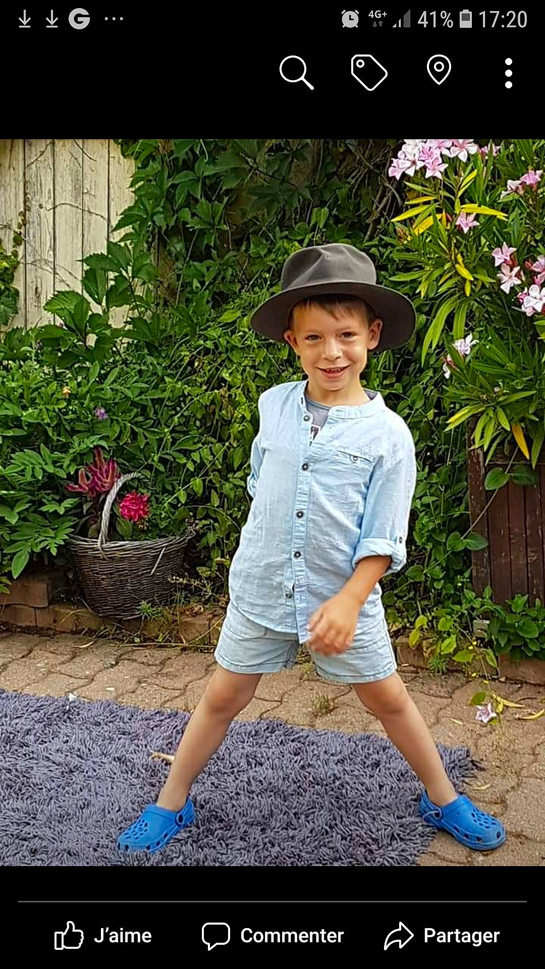 Leo participe au concours pour gagner de l'argent avec cette photo : boy, child, cool, day, emotion, facial_expression, fun, girl, happiness, joy, leisure, male, person, photo_caption, photograph, photography, plant, smile, standing, tree