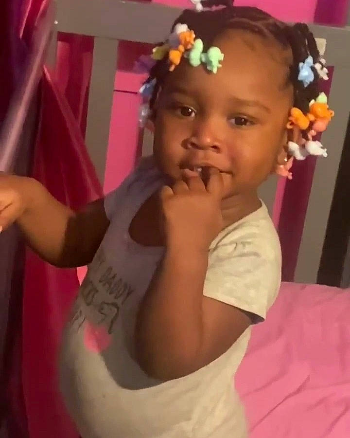 Jo'Nova is registered to the contest to win money with this photo: abdomen, baby, baby_toddler_clothing, chest, child, elbow, event, fashion_accessory, fun, gesture, hair_accessory, happy, headband, headpiece, jewellery, long_hair, magenta, person, pink, play