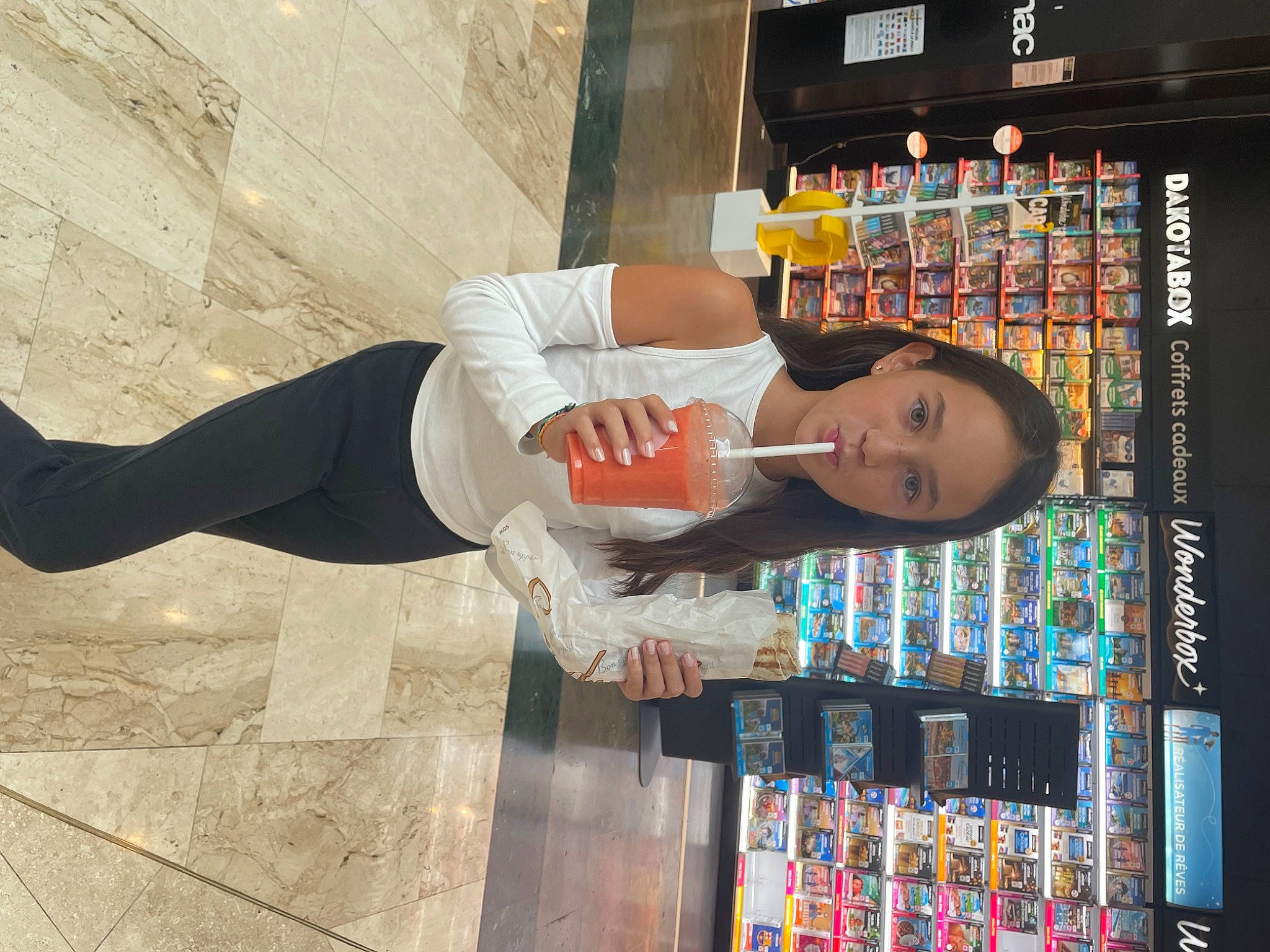 Anaïs a rejoint le concours — aidez-le/la à gagner de superbes lots ! elbow, eyewear, human_leg, machine, person, publication, retail, room, shelf, shelving, sleeve, thigh, waist, wrist