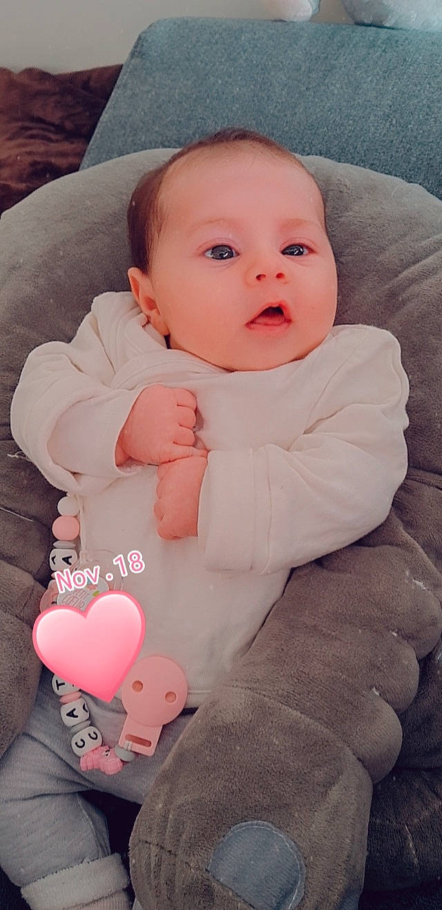 Catalya a rejoint le concours — aidez-le/la à gagner de superbes lots ! arm, baby, baby_sleeping, baby_toddler_clothing, beauty, cheek, child, comfort, eye, finger, flash_photography, lip, organ, person, pink, product, skin, sleeve, smile, surprise