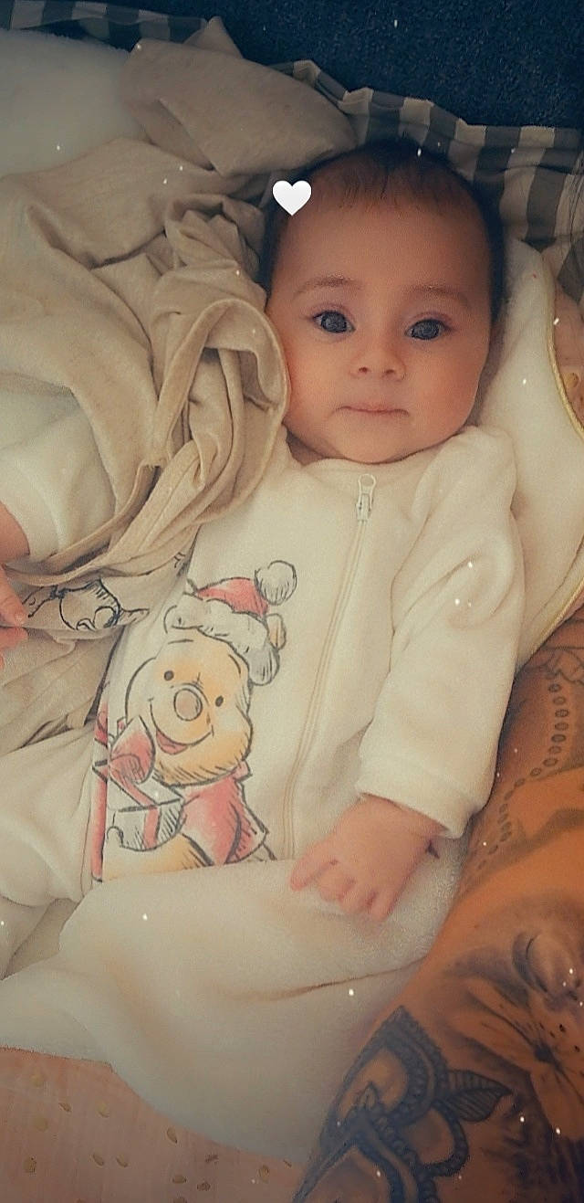 Catalya participe au concours pour gagner de l'argent avec cette photo : baby, baby_safety, baby_sleeping, baby_toddler_clothing, cheek, child, comfort, eye, eyebrow, finger, head, human_body, lip, mouth, nose, person, product, skin, sleeve, stomach