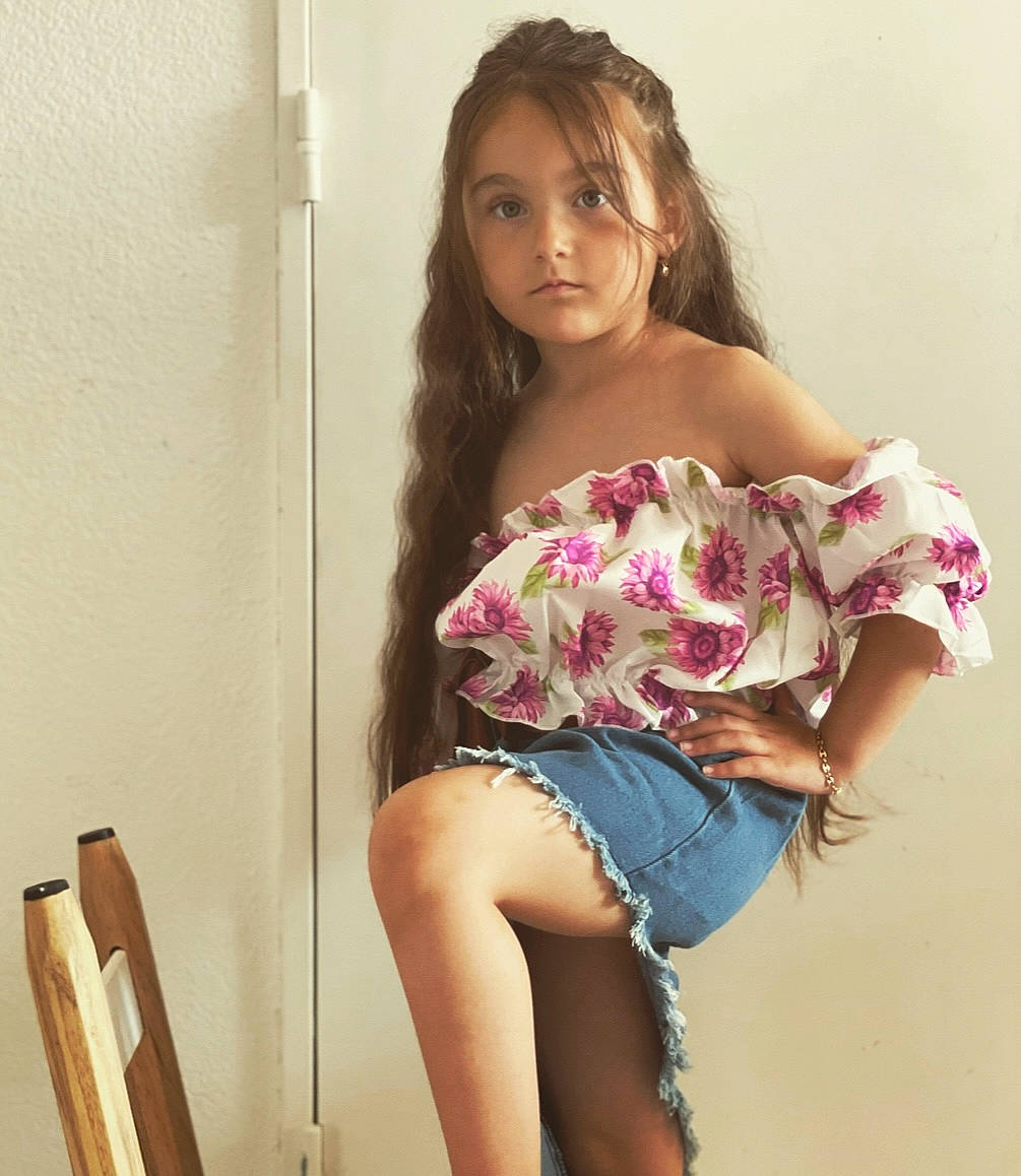 Diana participe au concours pour gagner de l'argent avec cette photo : abdomen, chair, elbow, fashion_design, finger, hair, happy, human_body, human_leg, joint, knee, leg, long_hair, magenta, neck, person, shoulder, sleeve, thigh, trunk