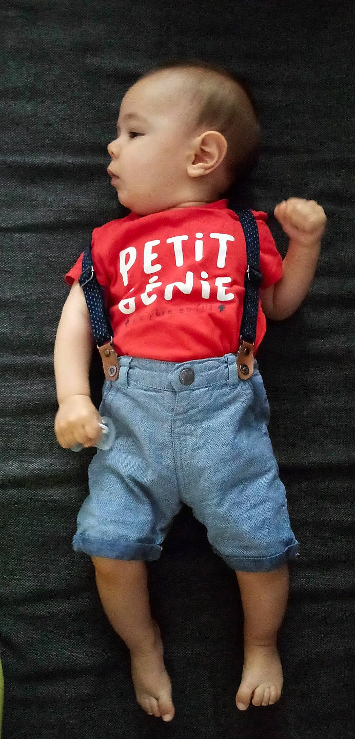 Jorys a rejoint le concours — aidez-le/la à gagner de superbes lots ! arm, baby, cheek, child, cool, denim, jeans, person, sleeve, standing, t_shirt, textile, toddler, toy, trousers