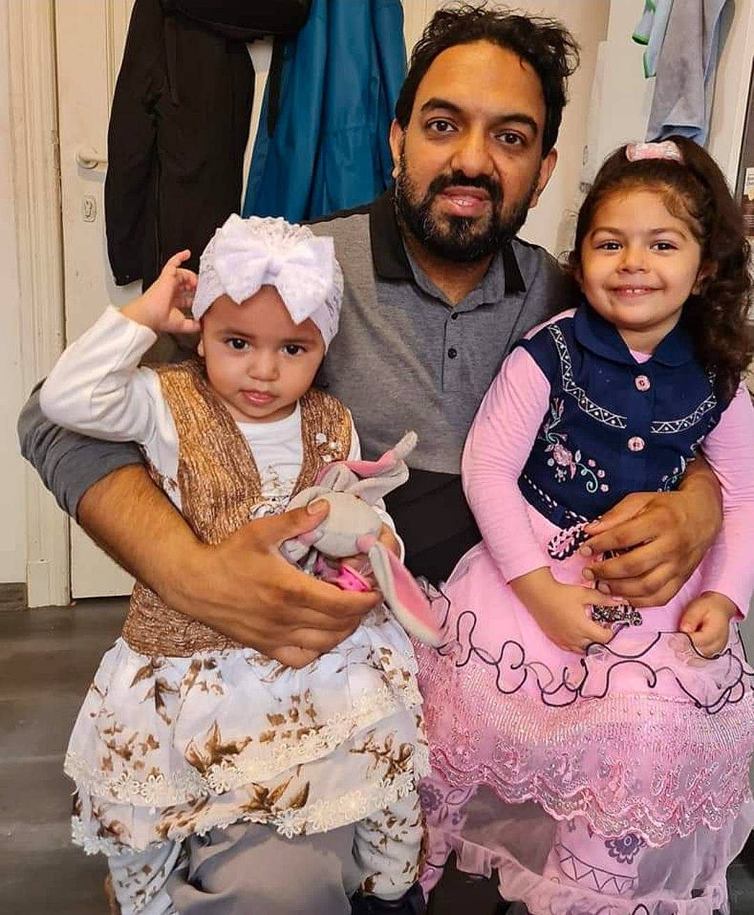 Inaya participe au concours pour gagner de l'argent avec cette photo : beard, beauty, child, event, eye, face, fashion, fashion_design, fun, hairstyle, happy, hat, headwear, interaction, jewellery, joy, necklace, person, pink, skin