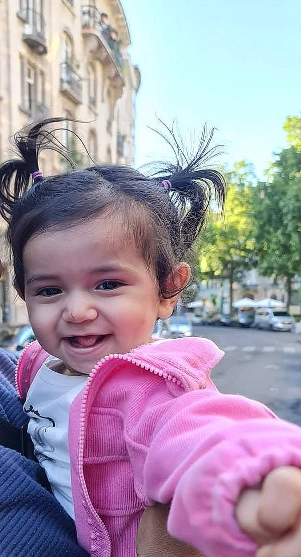 Dayana a rejoint le concours — aidez-le/la à gagner de superbes lots ! baby, baby_toddler_clothing, cheek, chin, eyelash, gesture, hairstyle, happy, joy, leisure, lip, magenta, nose, person, pink, skin, sky, smile, toddler, travel