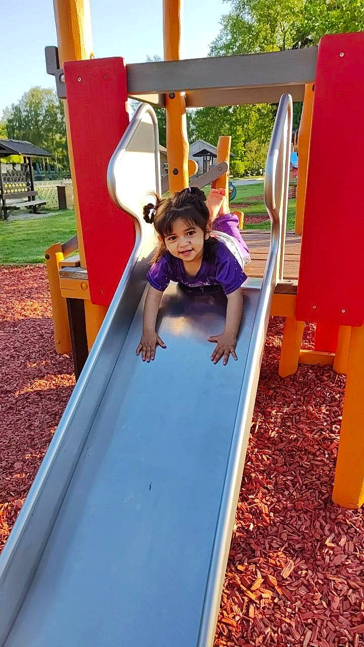 Dayana a rejoint le concours — aidez-le/la à gagner de superbes lots ! child, chute, city, electric_blue, fun, grass, leisure, magenta, outdoor_play_equipment, outdoor_recreation, person, plant, play, playground, playground_slide, recreation, shorts, smile, t_shirt, toddler