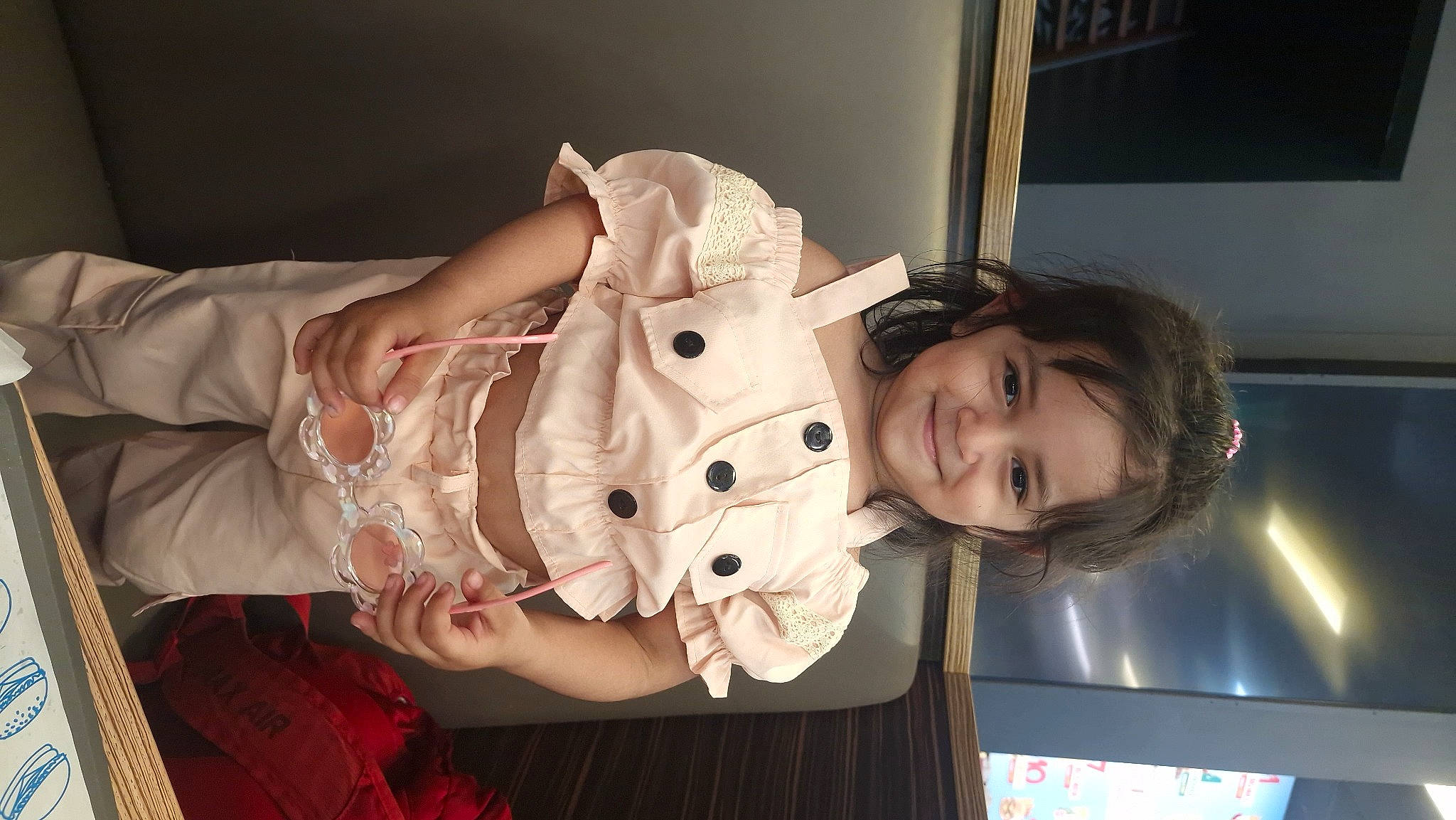 Dayana participe au concours pour gagner de l'argent avec cette photo : child, costume, event, flash_photography, fun, happy, headpiece, jewellery, joy, person, room, smile, toddler, window