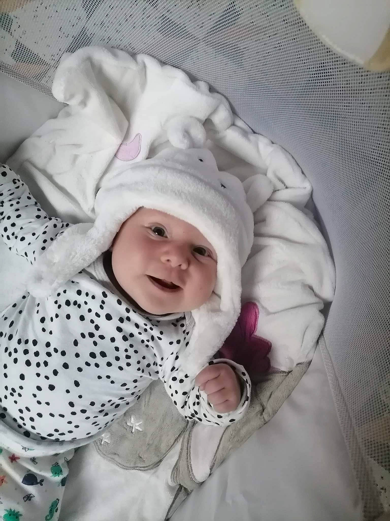 Lylou participe au concours pour gagner de l'argent avec cette photo : baby, baby_products, baby_safety, baby_sleeping, baby_toddler_clothing, beanie, bedding, child, comfort, happy, headwear, knit_cap, linens, pattern, person, portrait_photography, room, sleeve, smile, textile