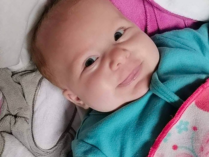 Lylou participe au concours pour gagner de l'argent avec cette photo : baby, baby_products, baby_toddler_clothing, cheek, child, comfort, eyebrow, eyelash, fashion_accessory, grass, happy, iris, linens, magenta, nose, person, pink, skin, smile, textile