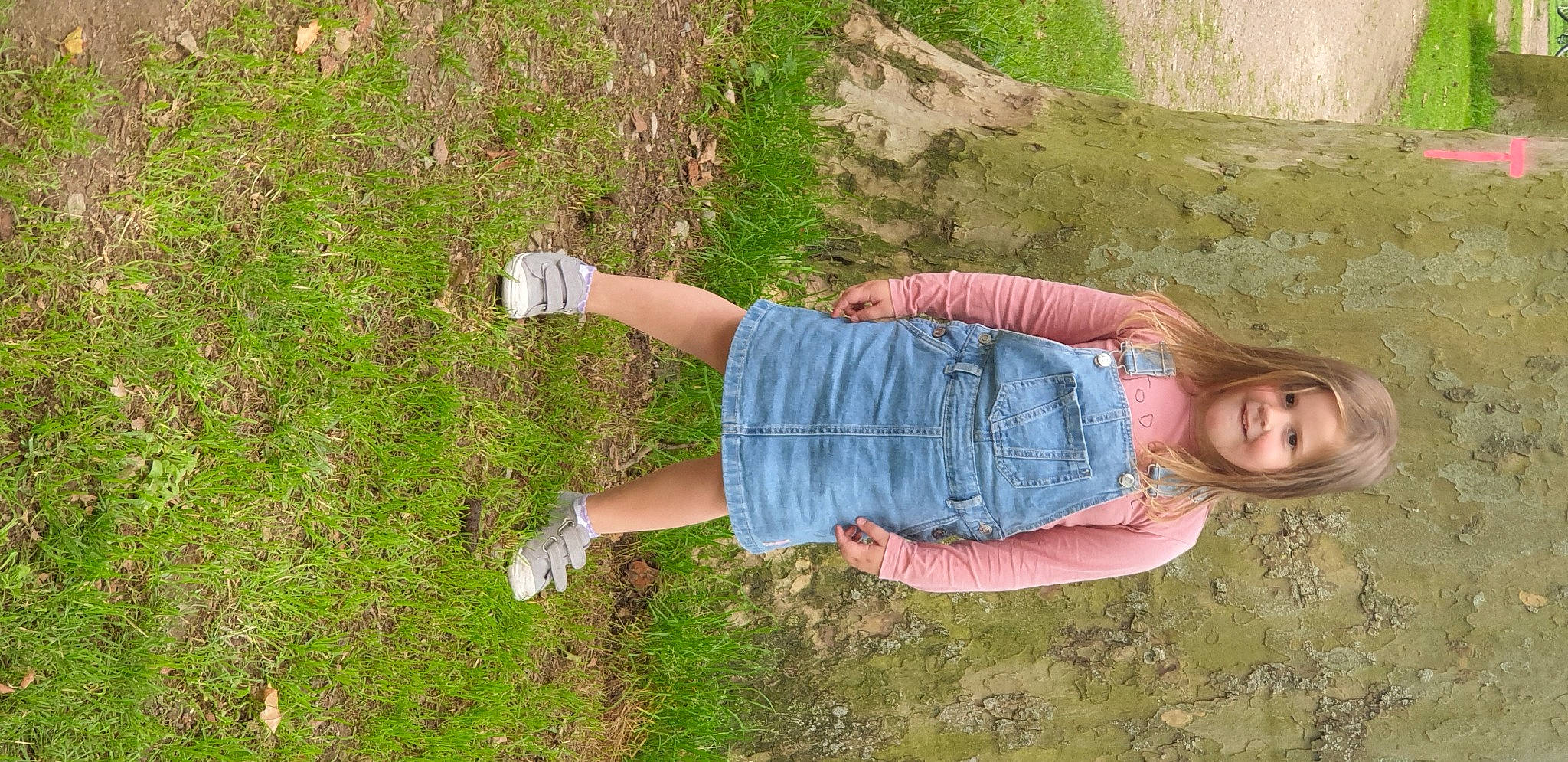 Maëlys participe au concours pour gagner de l'argent avec cette photo : blond, denim, fun, grass, grass_family, grassland, groundcover, happy, human_leg, joint, joy, lawn, leg, leisure, meadow, people_in_nature, person, plant, smile, summer