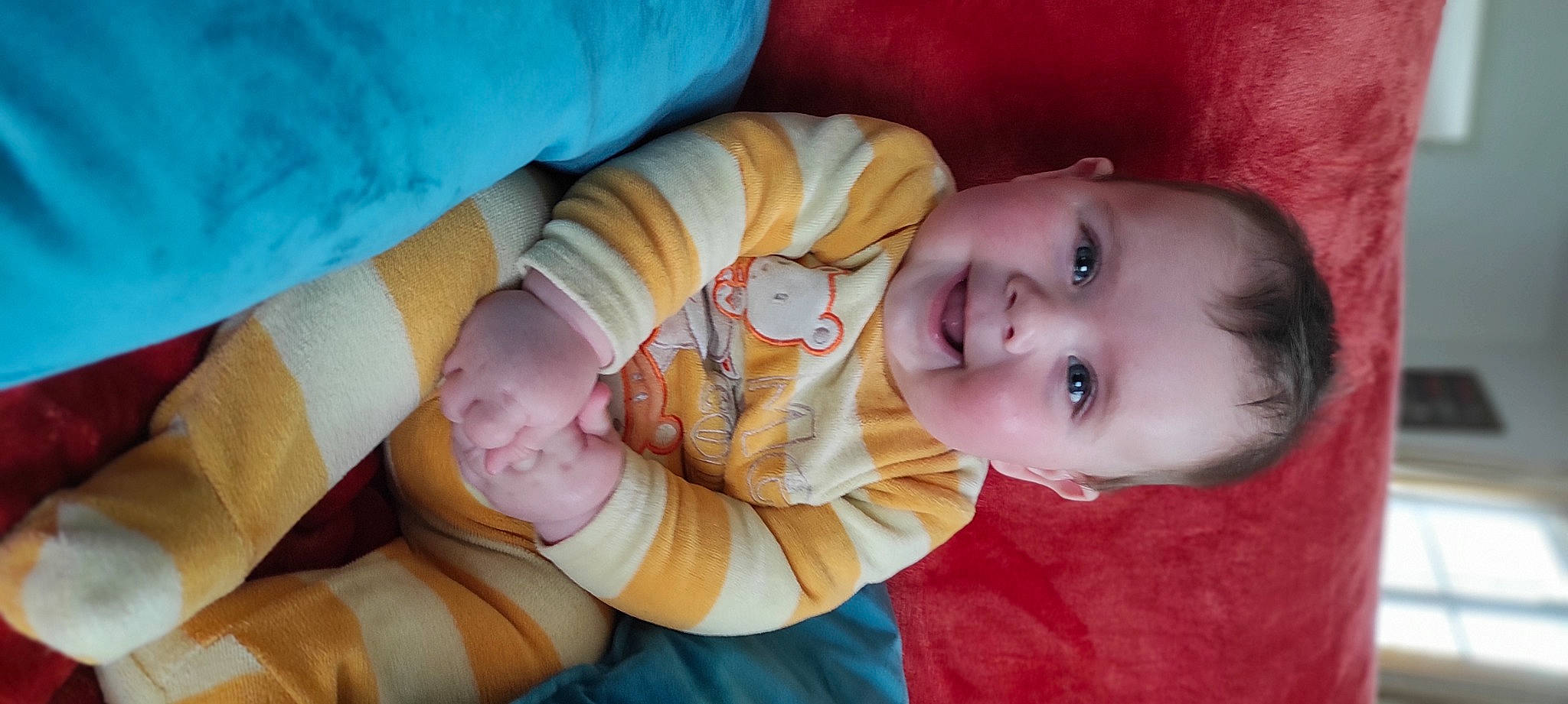 Louis a rejoint le concours — aidez-le/la à gagner de superbes lots ! arm, baby, baby_toddler_clothing, cheek, comfort, finger, gesture, hand, headgear, human_body, joy, lip, mouth, nose, person, pink, product, skin, sleeve, smile