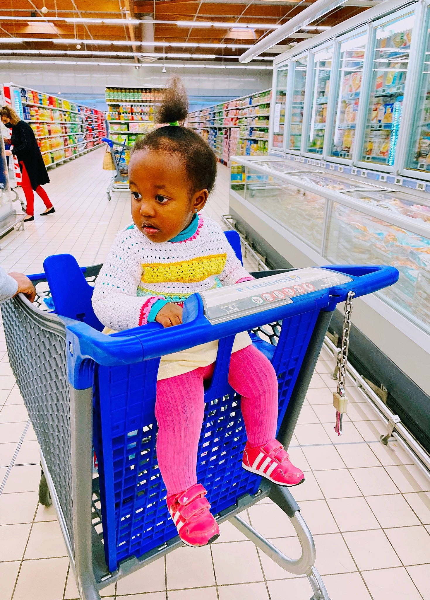Laïda participe au concours pour gagner de l'argent avec cette photo : blue, cart, child, convenience_store, customer, electric_blue, fun, leisure, mammal, person, plastic, product, retail, service, shelf, shopping, shopping_cart, tire, toddler, travel