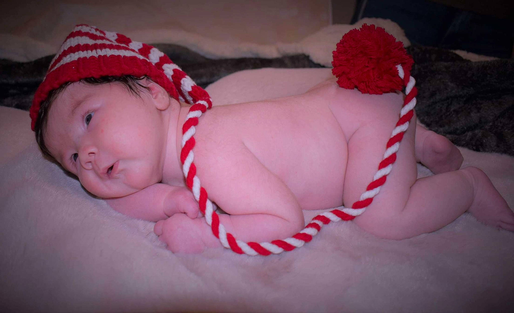 Maëlya participe au concours pour gagner de l'argent avec cette photo : baby, baby_toddler_clothing, comfort, fashion_accessory, finger, flash_photography, hair_accessory, hand, headband, headgear, headpiece, headwear, human_body, jewellery, lip, magenta, pattern, person, pink, plant