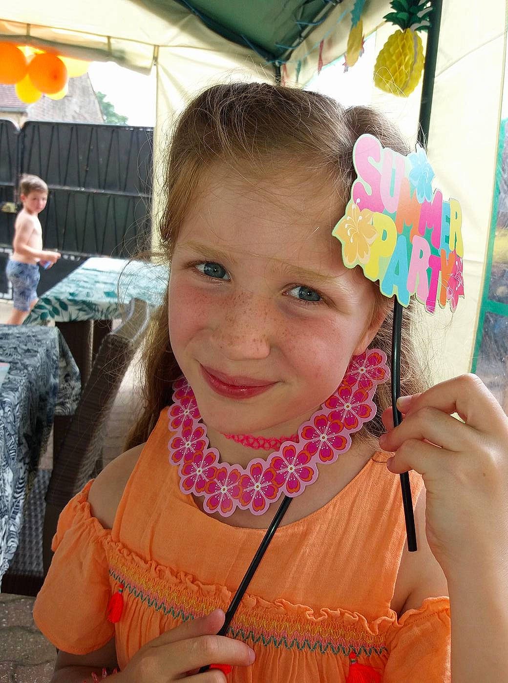 Lyne participe au concours pour gagner de l'argent avec cette photo : child, day, fun, girl, happiness, head, joy, person, pink, skin, smile, toddler