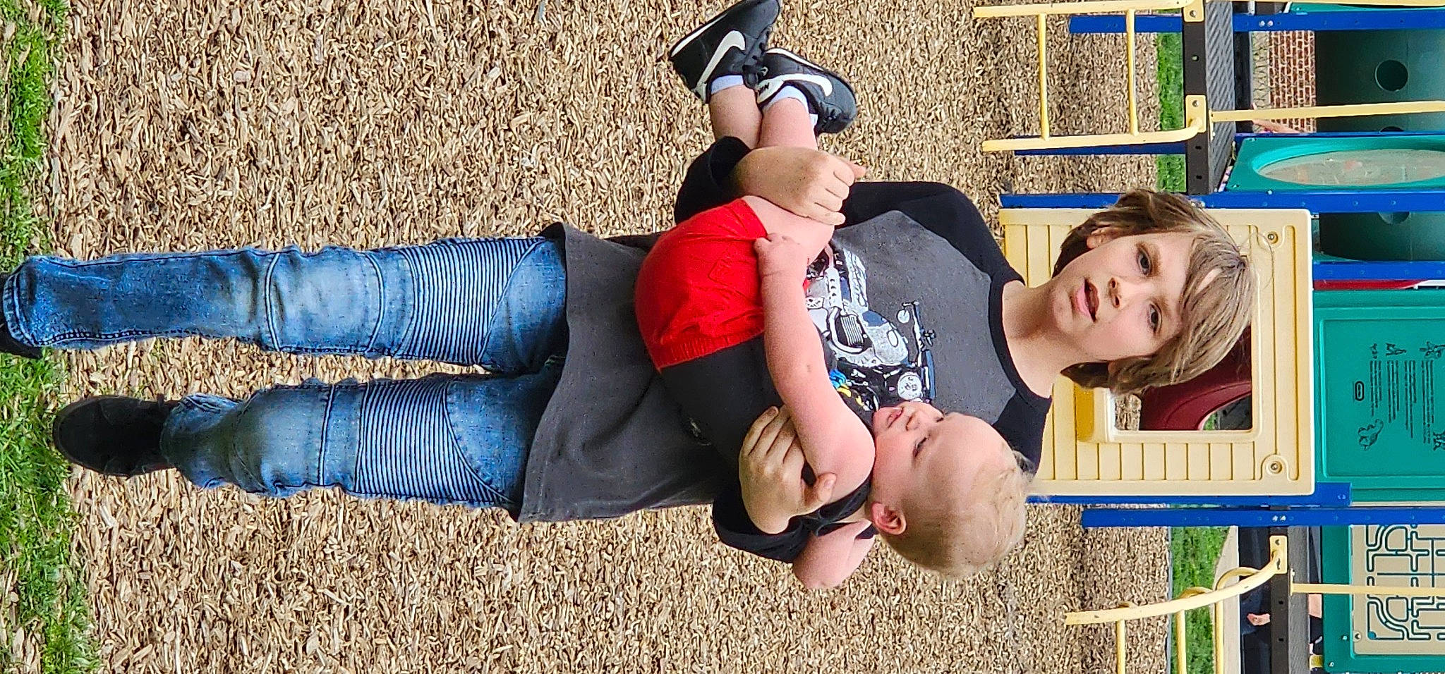 Sylas is registered to the contest to win money with this photo: blue, electric_blue, eyewear, foot, fun, grass, happy, hat, human_leg, knee, leg, leisure, luggage_and_bags, people, person, shorts, sitting, sneakers, sunglasses, thigh