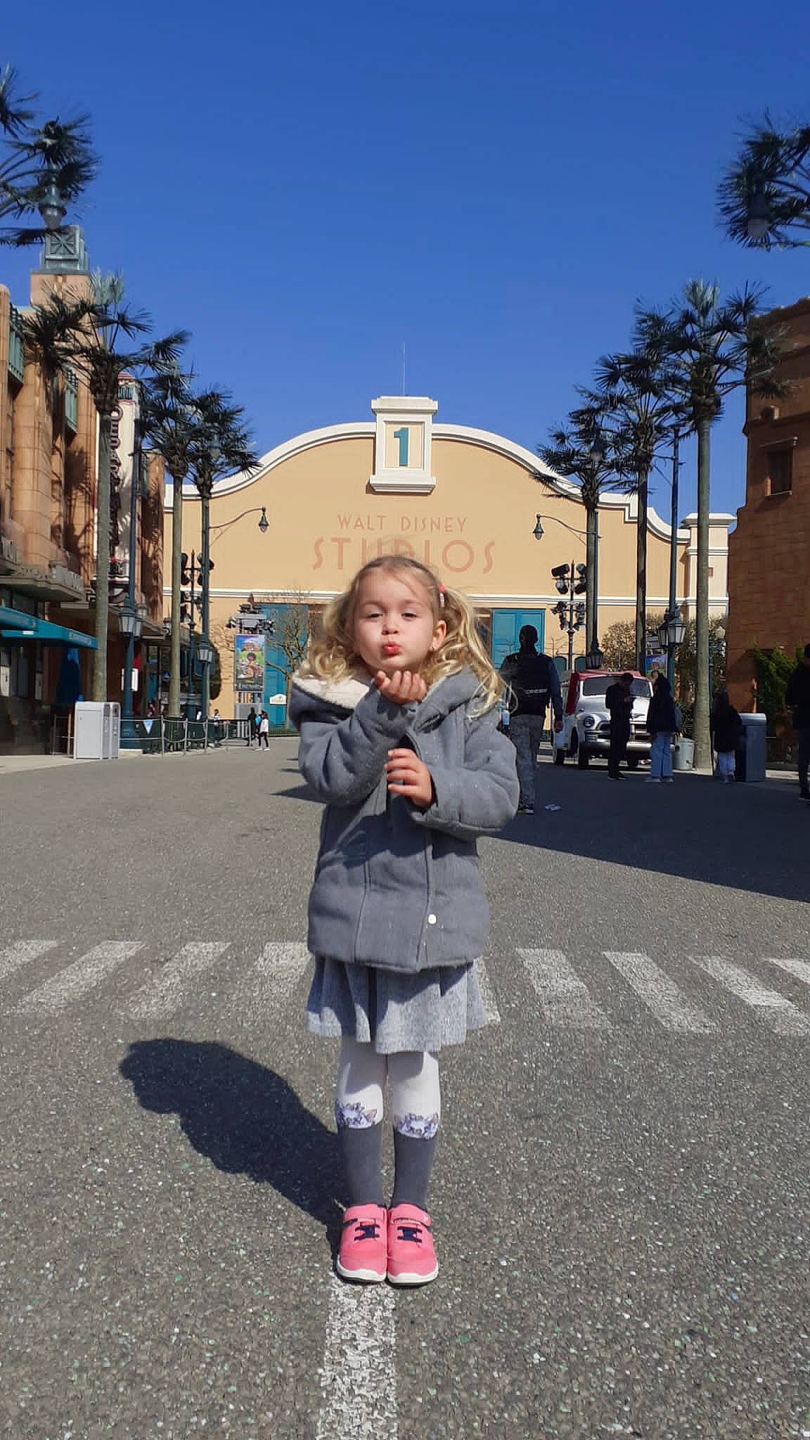 Clara a rejoint le concours — aidez-le/la à gagner de superbes lots ! arch, asphalt, city, electric_blue, fun, leisure, pedestrian, person, plant, recreation, road, road_surface, sidewalk, sky, street, toddler, tourism, travel, tree, uniform