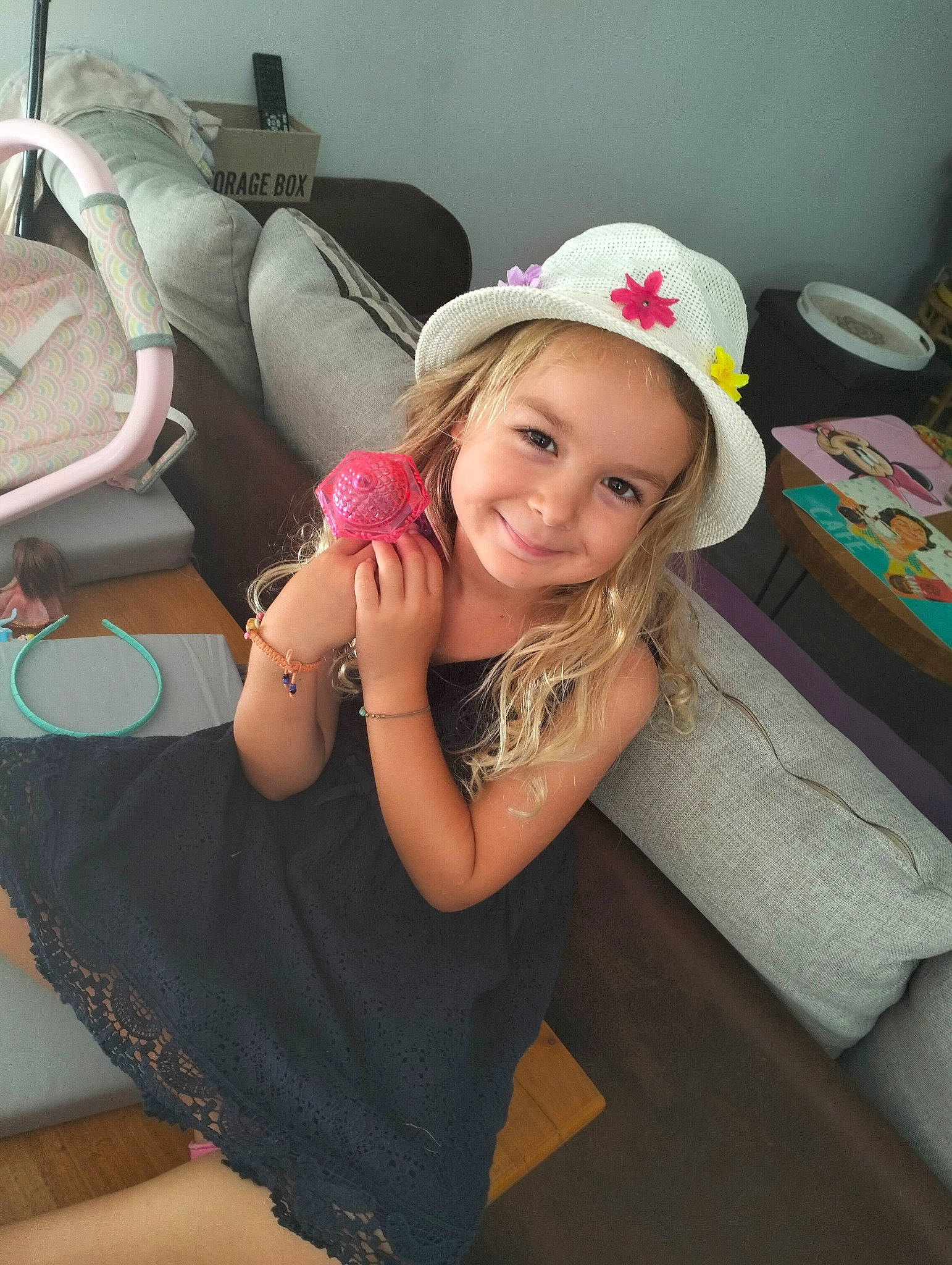 Clara participe au concours pour gagner de l'argent avec cette photo : automotive_design, cap, child, comfort, flash_photography, floor, flooring, fun, hairstyle, happy, hat, headgear, helmet, human_leg, joy, leg, leisure, person, skin, smile