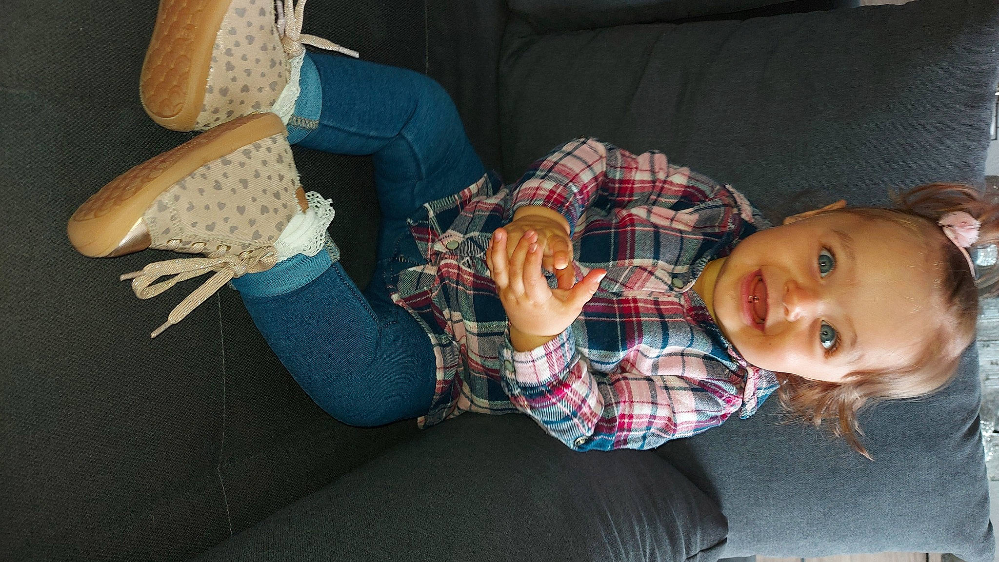 Zayline a rejoint le concours — aidez-le/la à gagner de superbes lots ! arm, baby, child, comfort, couch, finger, fun, hand, human_body, human_leg, lap, leg, mouth, pattern, person, plaid, smile, tartan, textile, toddler