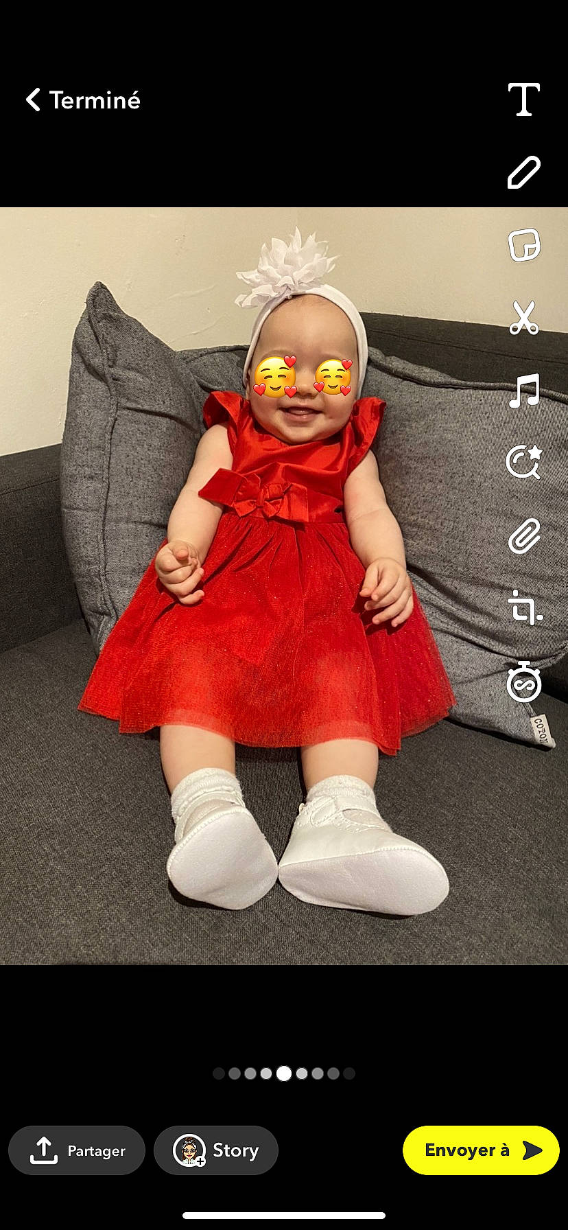 Léna participe au concours pour gagner de l'argent avec cette photo : baby, baby_toddler_clothing, child, costume, couch, eyewear, fashion_accessory, fictional_character, flooring, fun, gesture, happy, person, room, sitting, sleeve, sock, toddler