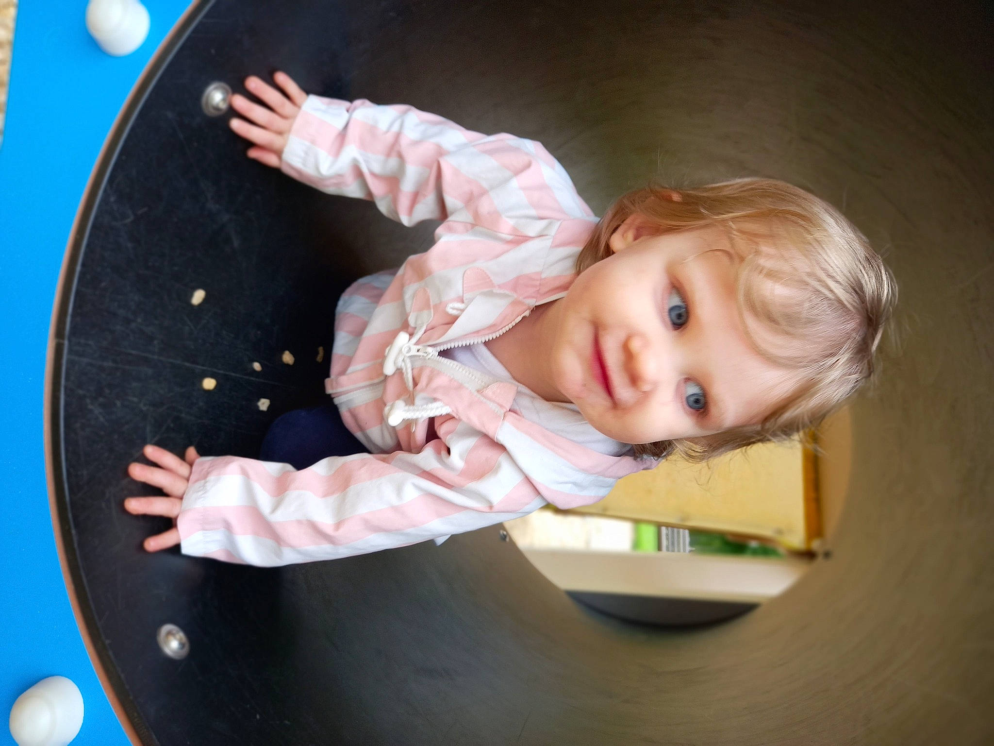 Kyara a rejoint le concours — aidez-le/la à gagner de superbes lots ! arm, baby, baby_toddler_clothing, cheek, child, circle, finger, flash_photography, fun, hand, happy, head, human_body, joy, leisure, mouth, person, sitting, skin, smile