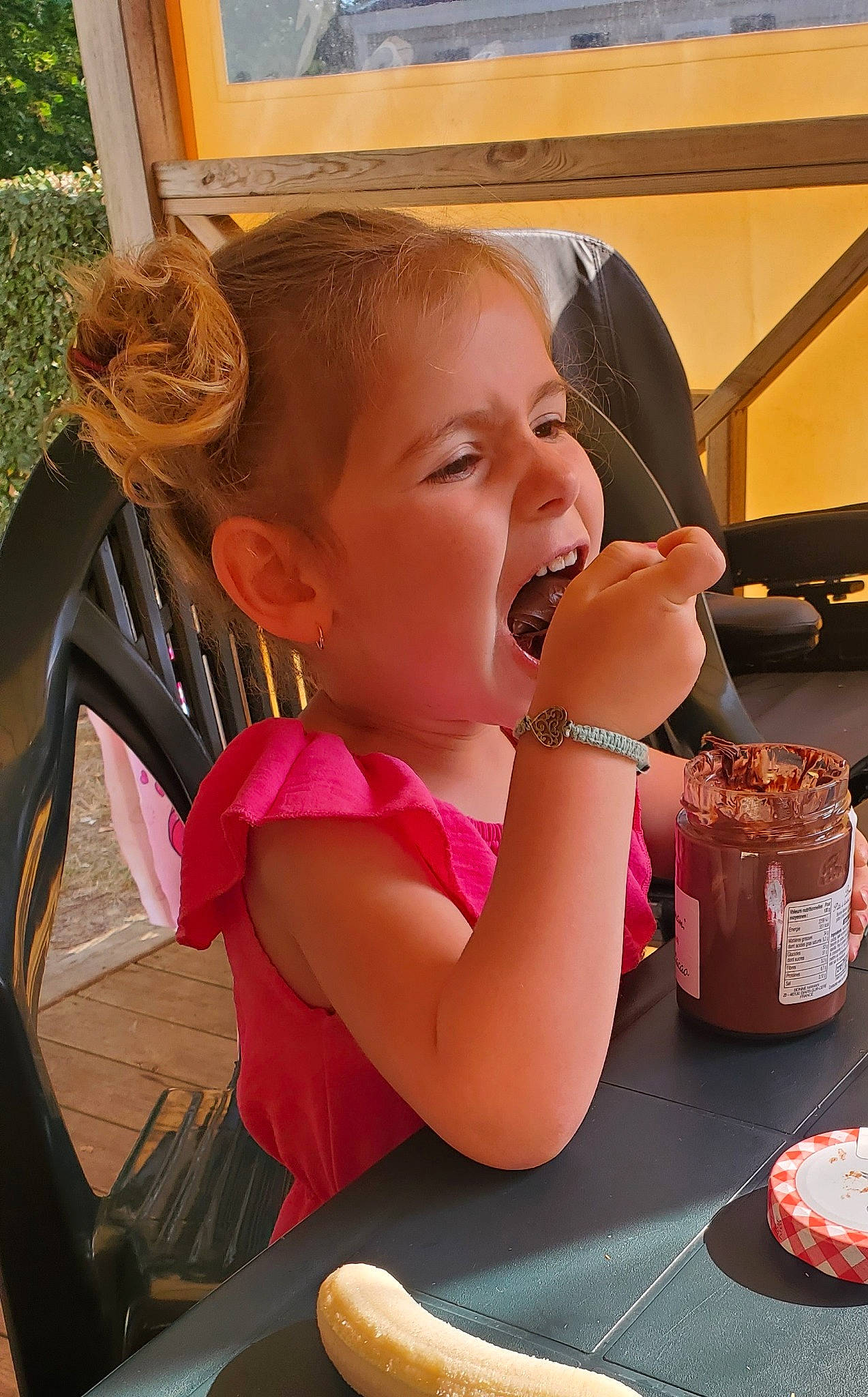 Maywenn a rejoint le concours — aidez-le/la à gagner de superbes lots ! baking, child, dessert, eyelash, fast_food, food, fun, hairstyle, happy, icing, junk_food, leisure, mouth, person, pink, plate, recreation, sitting, skin, tableware