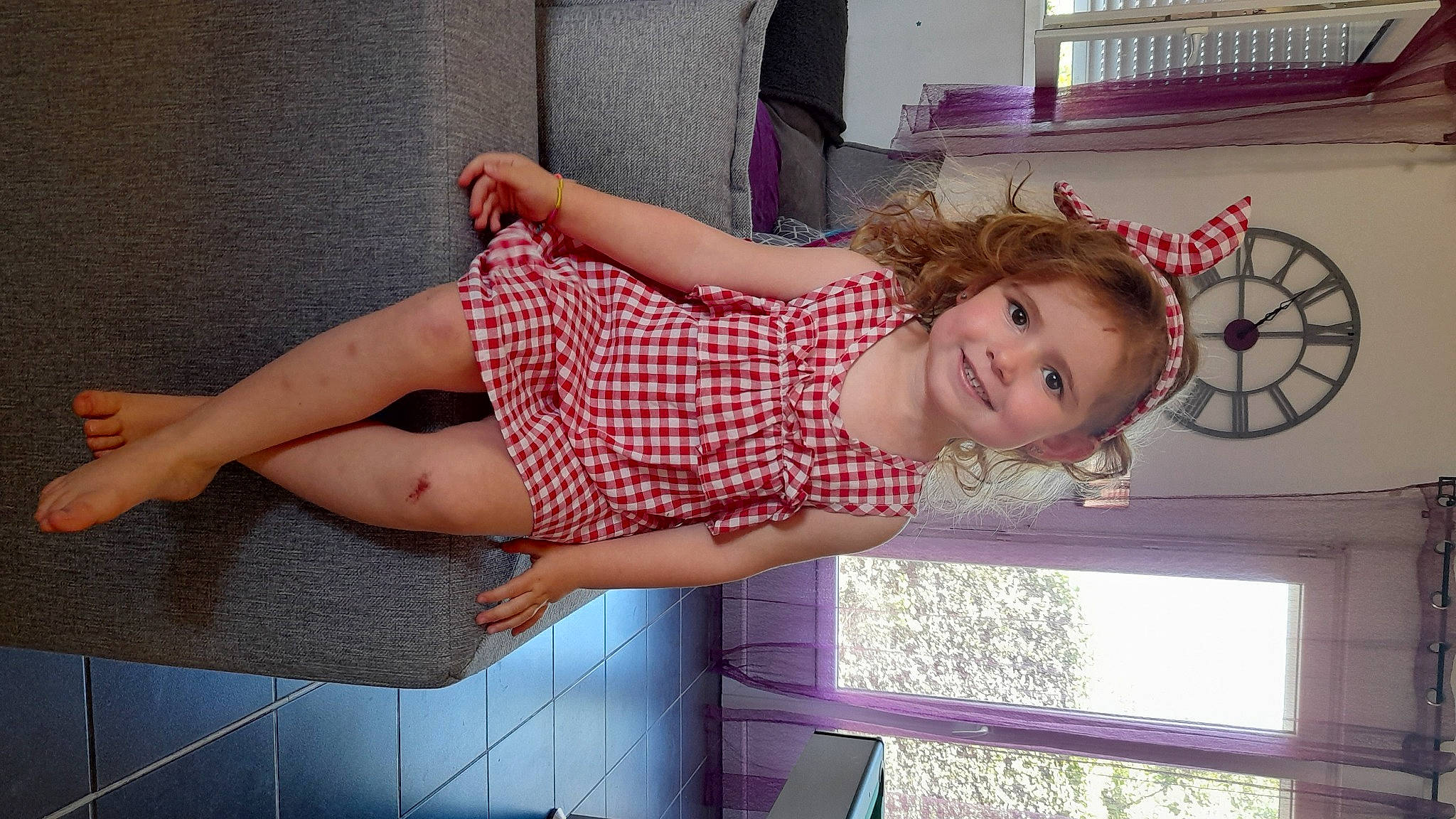 Maywenn participe au concours pour gagner de l'argent avec cette photo : blond, calf, dress, elbow, hairstyle, happy, human_body, human_leg, joint, joy, knee, leg, pattern, person, plaid, shoulder, smile, summer, thigh, toddler