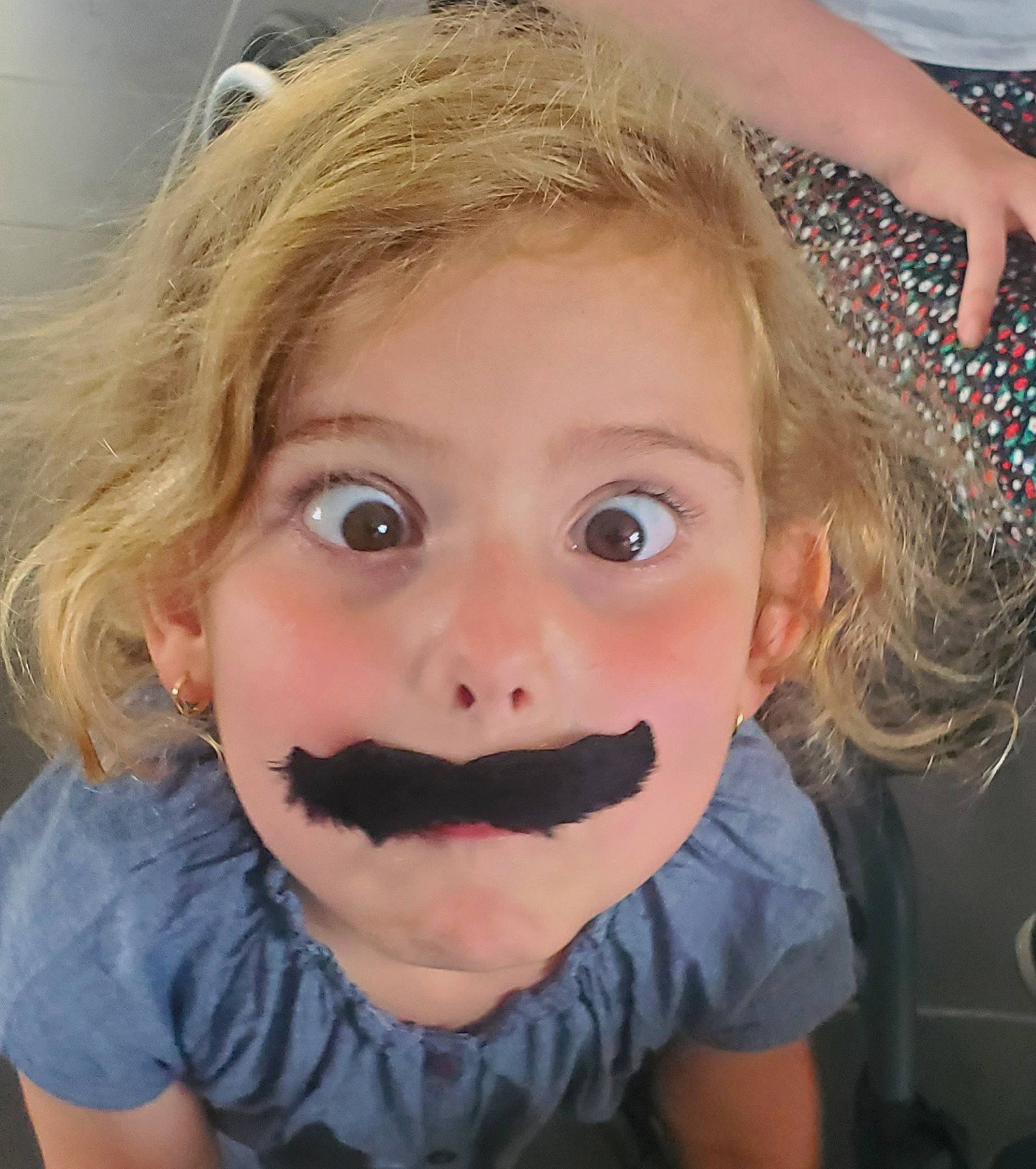 Maywenn a rejoint le concours — aidez-le/la à gagner de superbes lots ! cheek, chin, cool, ear, eye, eyebrow, eyelash, forehead, gesture, happy, iris, jaw, lip, mouth, neck, nose, person, skin, t_shirt, toddler